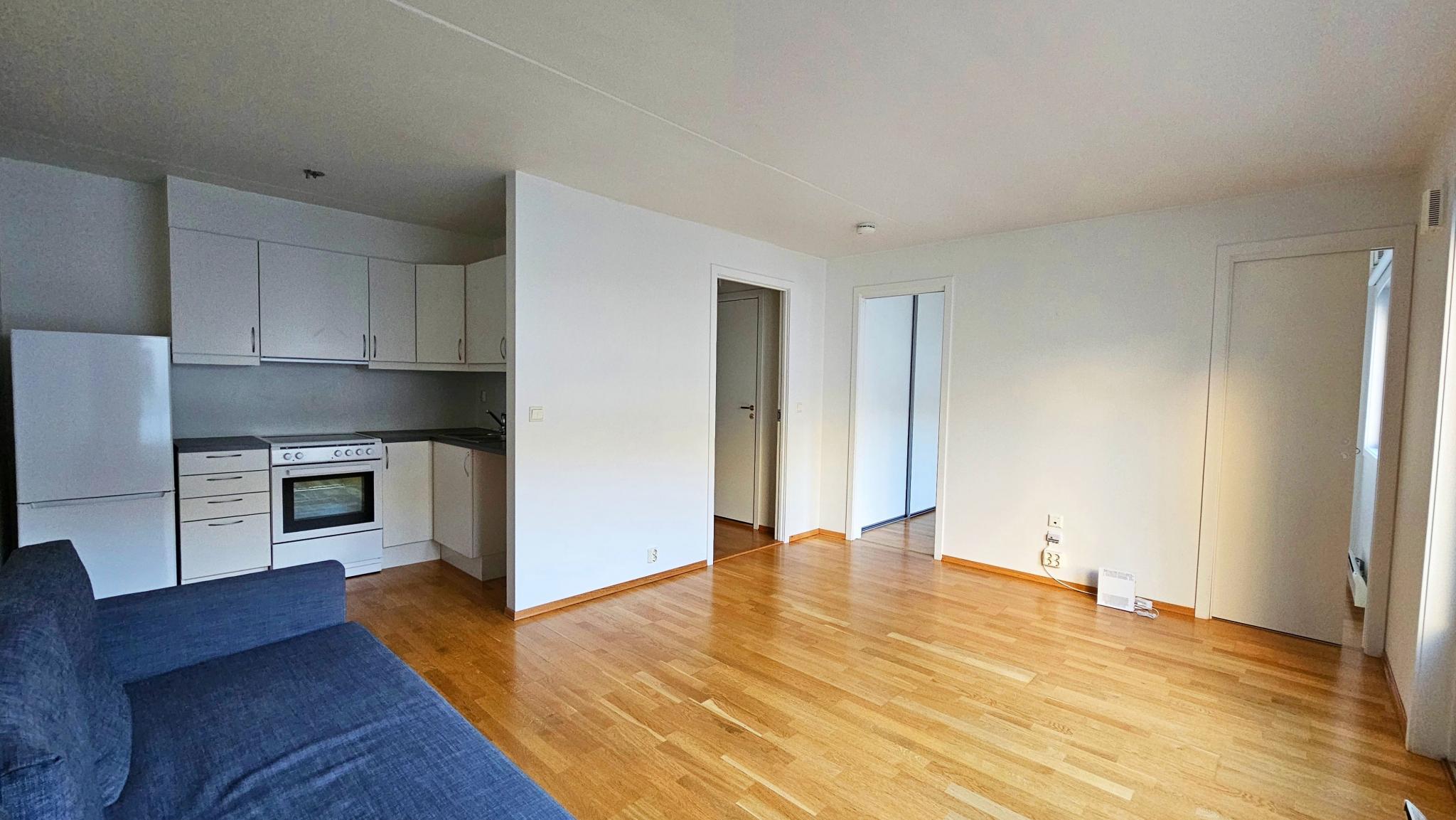 Stua med åpen kjøkkenløsning