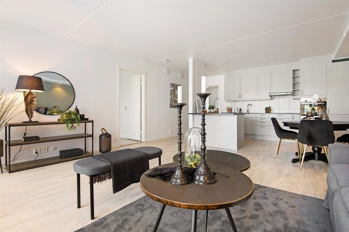 Stuen ligger åpent mot kjøkkenet. Kjøkkenøya gir et naturlig skille mellom kjøkken og stue