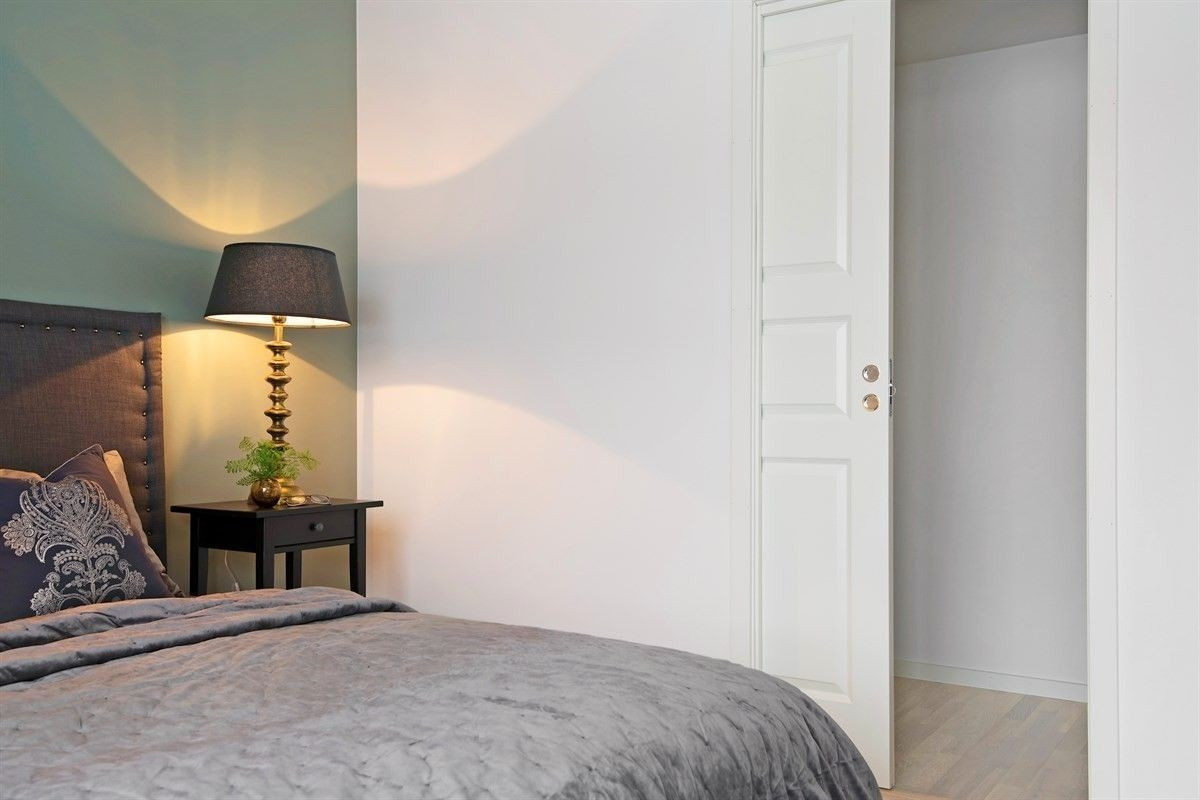 Fra soverommet er det et praktisk bodrom som fint kan benyttes som walk-in-closet