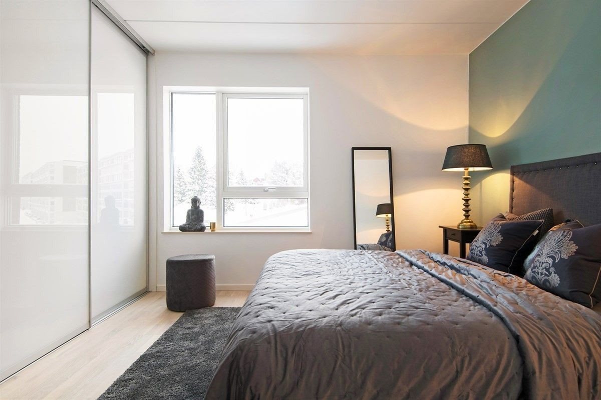 Soverommet har skyvedørsgarderobe med innfelte lyslister