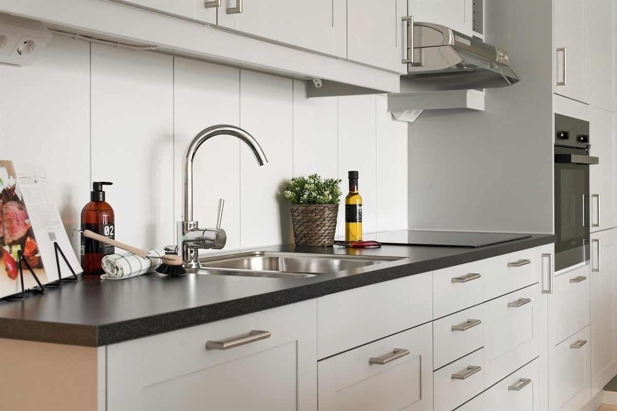 Kjøkken fra Marbodal med lysgråe fronter og integrerte hvitevarer