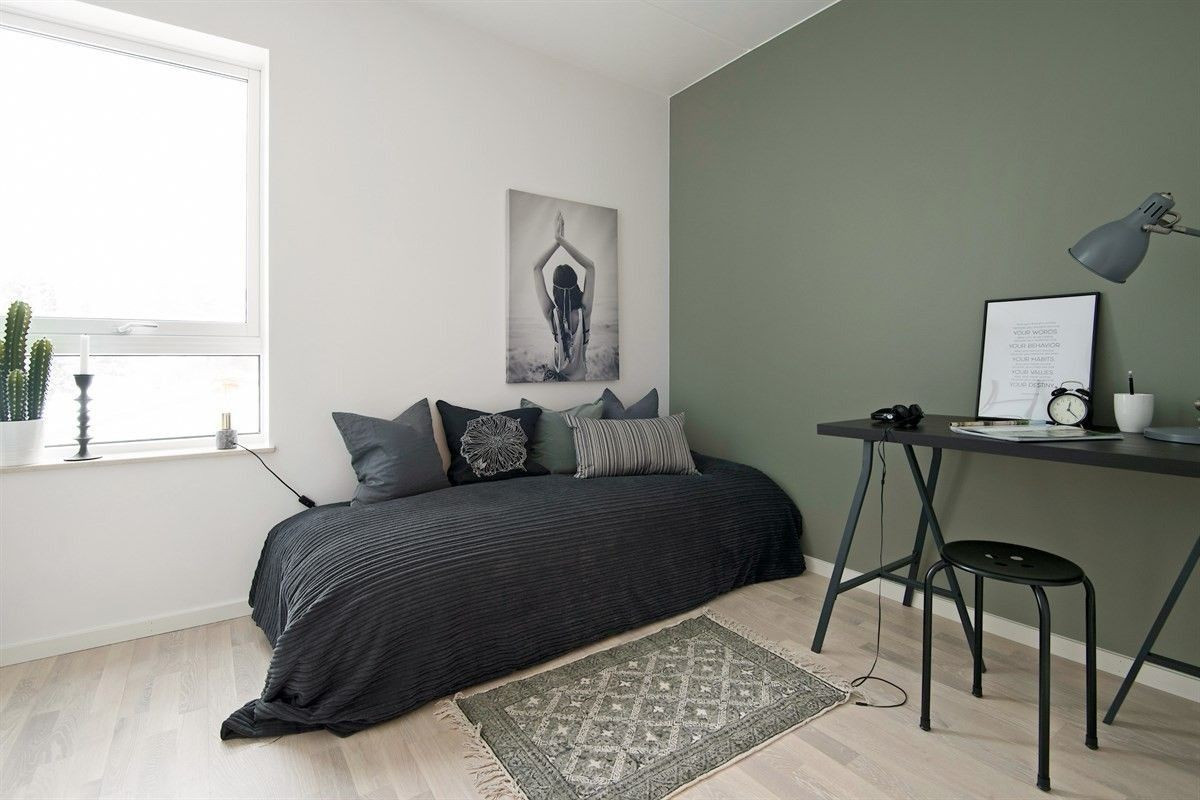 Soverom 2 har god plass til seng og skrivebord (inkluderer garderobeskap)