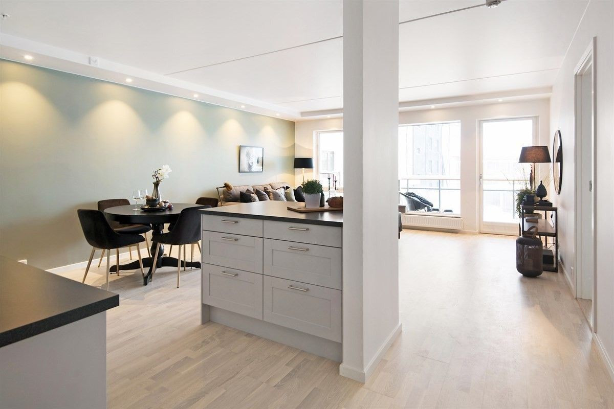 Praktisk kjøkkenøy som gir bra med skap -og benkeplass