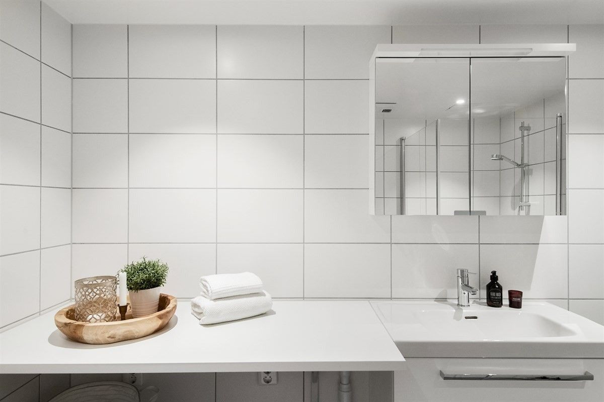 Badet inkluderer vaksemaskin og har opplegg for tørketrommel under benkeplaten