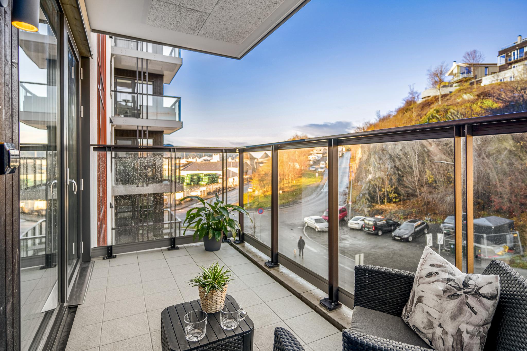 Balkongen er på hele 8kvm og har plass til en sofa og grill. 