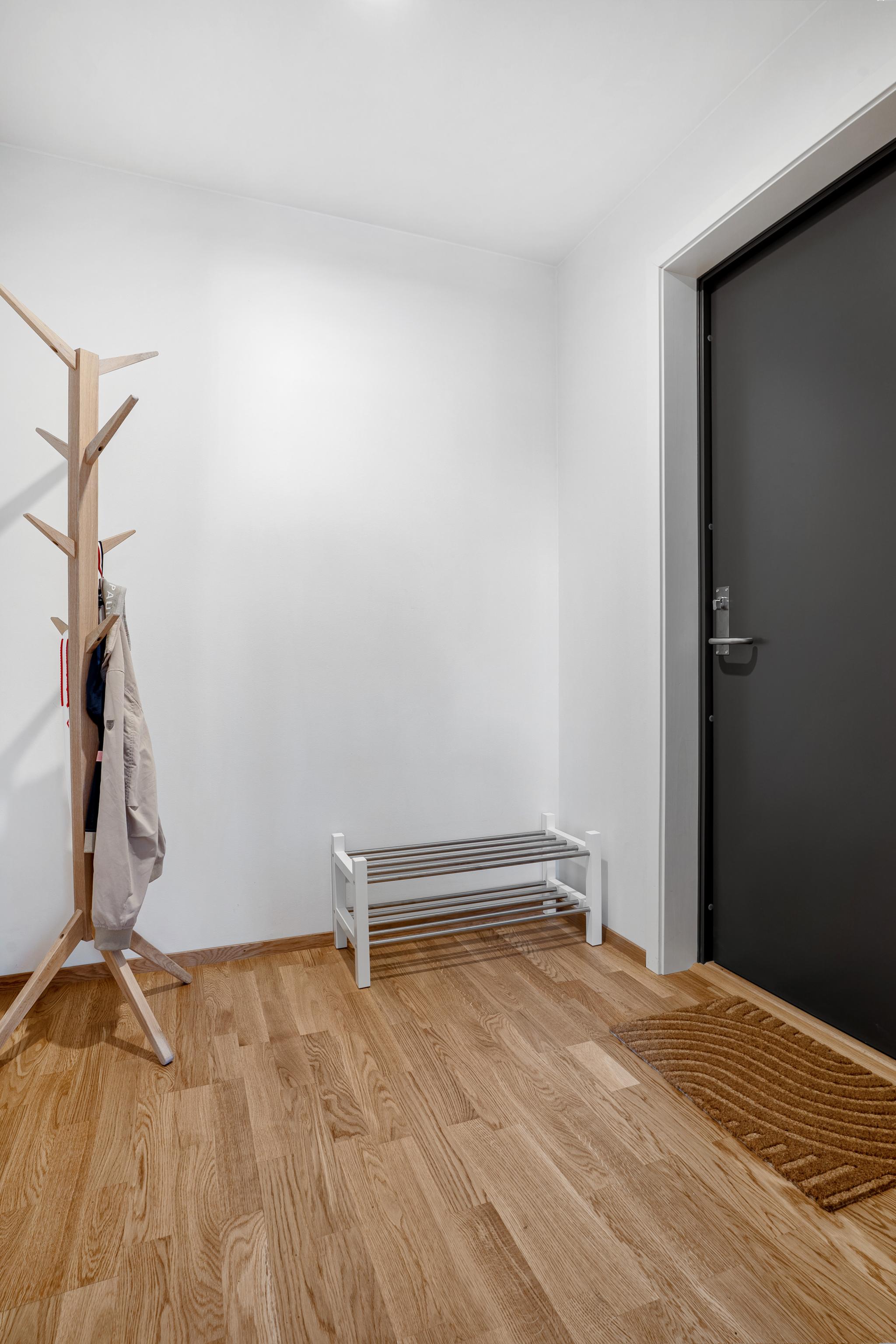 I tillegg til møblene på bildet har gangen plass til en sitteplass som for eksempel en puff.