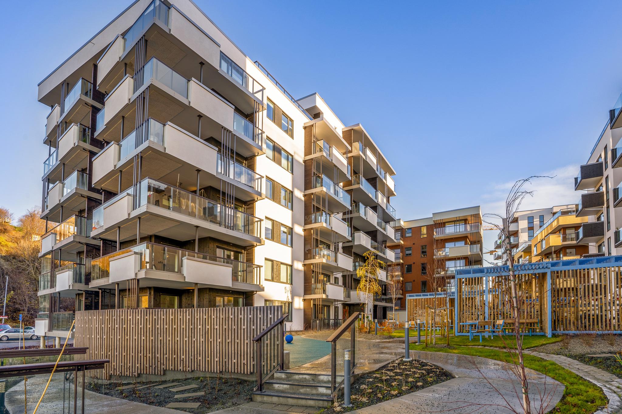 Uteområdet er veldig fint rundt leilighetene.