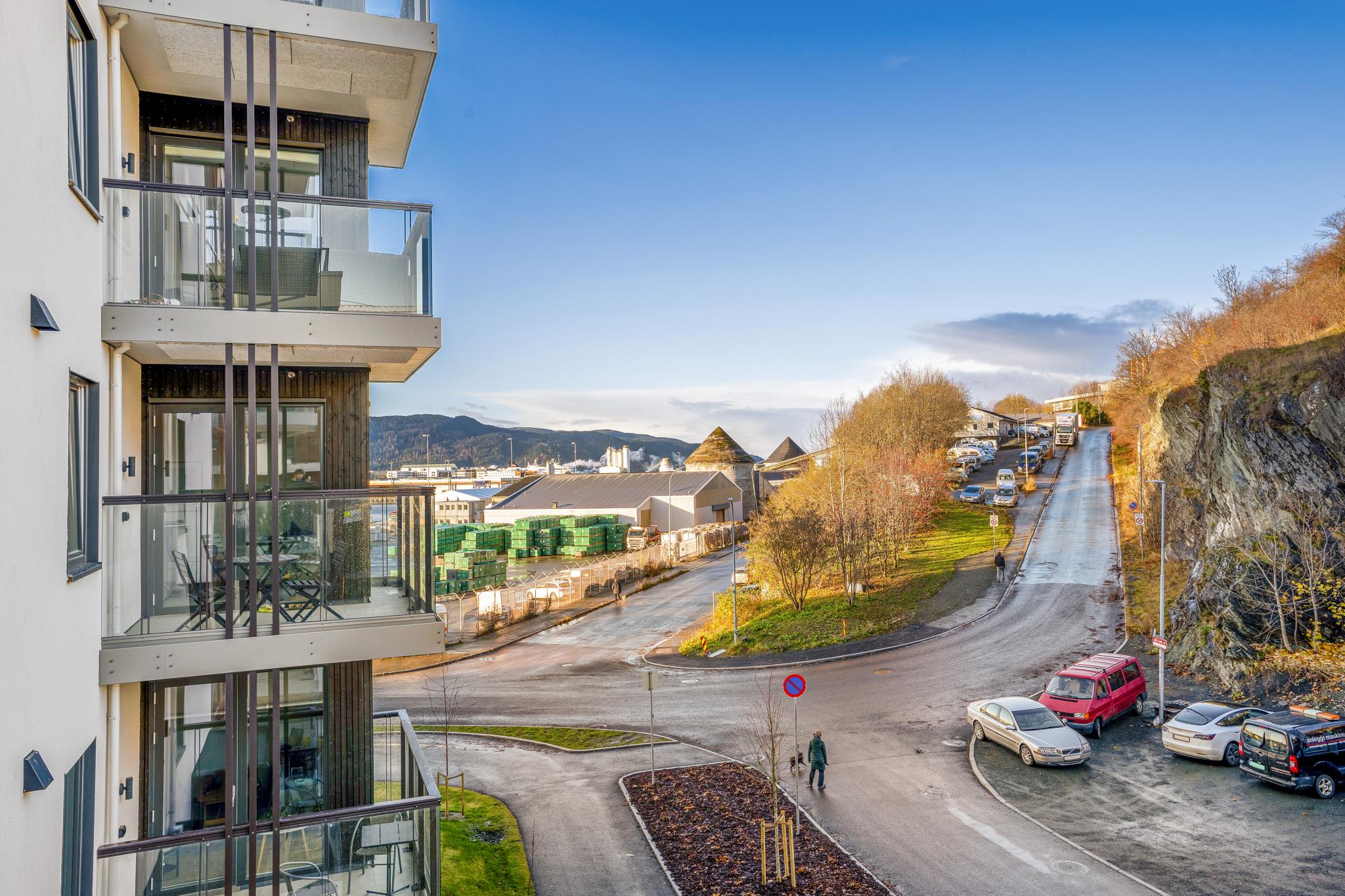 Fra balkongen kan man skimte sjøen.