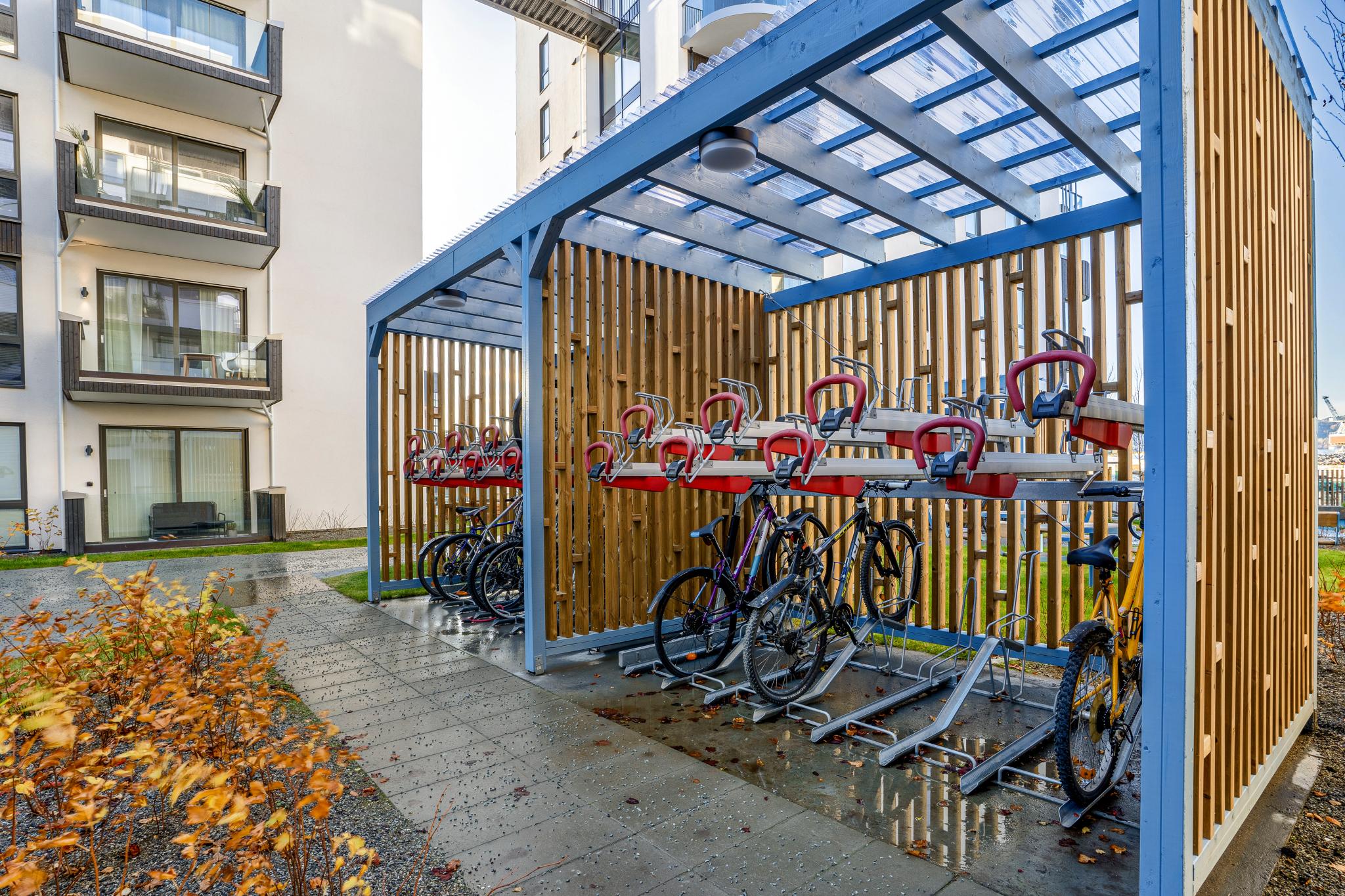 Det er masse muligheter for sykkelparkering mellom leilighetene.