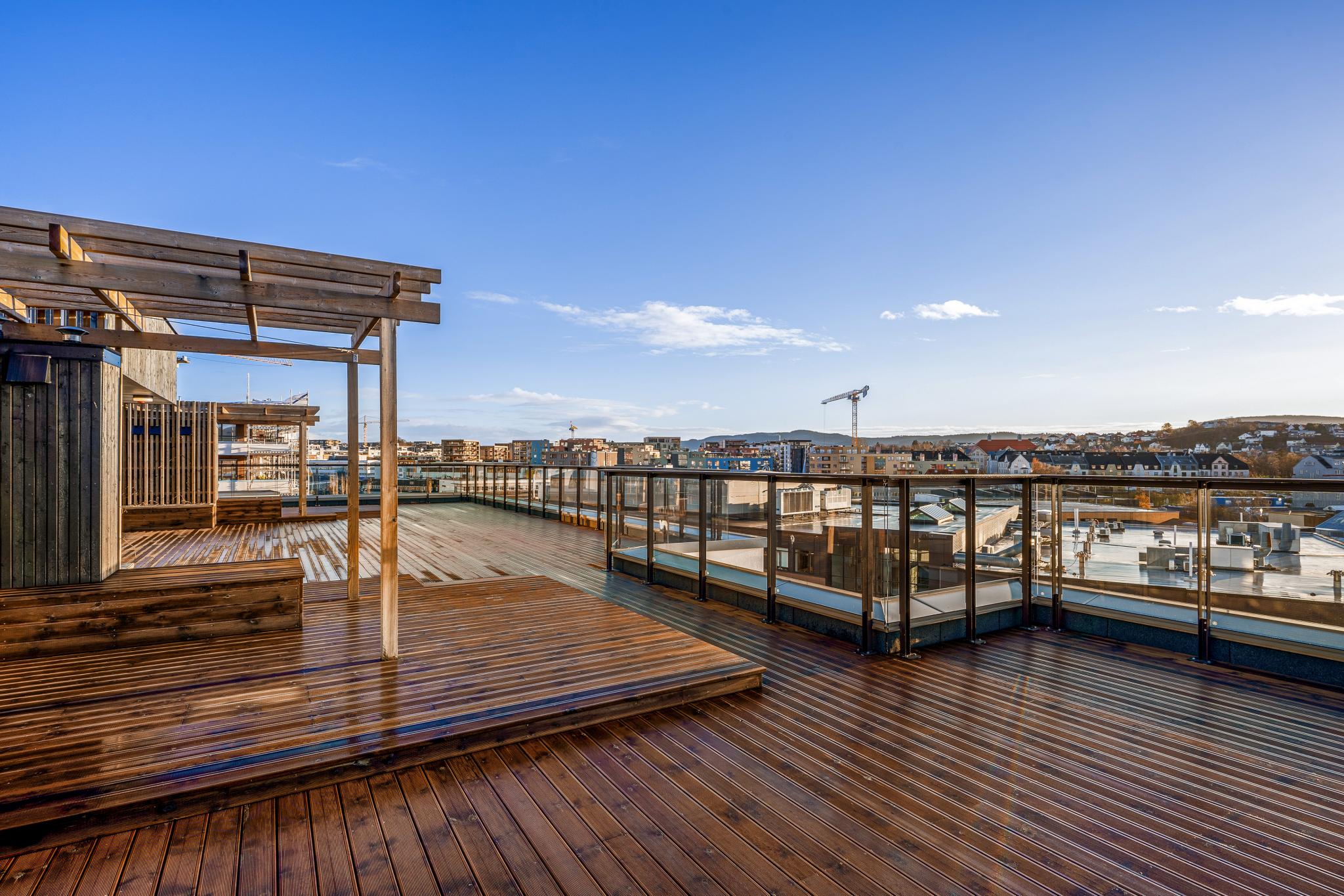 Det følger også med en felles takterasse.