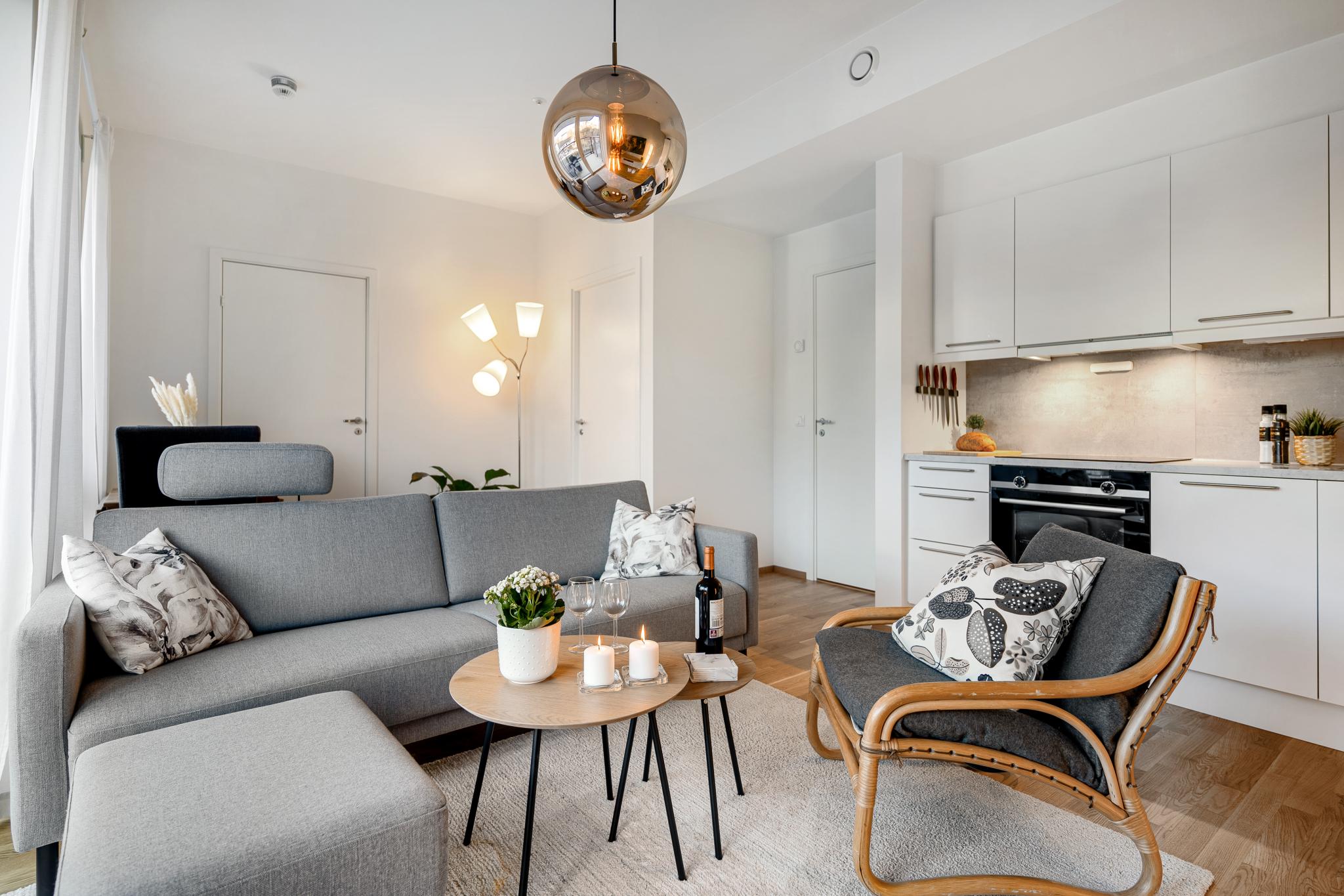 Stuen egner seg godt til både selskap og avslapning. Møblene kan følge med i leien. Sofaen er fra Bohus.