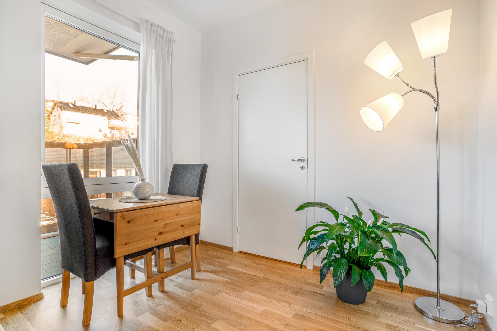 Det er også plass til et spisebord ved vinduet.