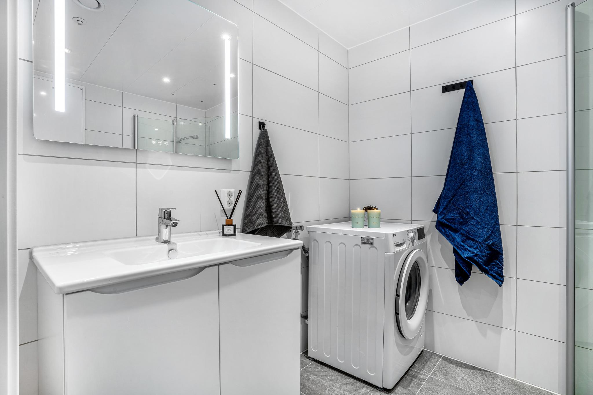 Speilet har et touchpanel der man kan justere farge og lysstyrke.