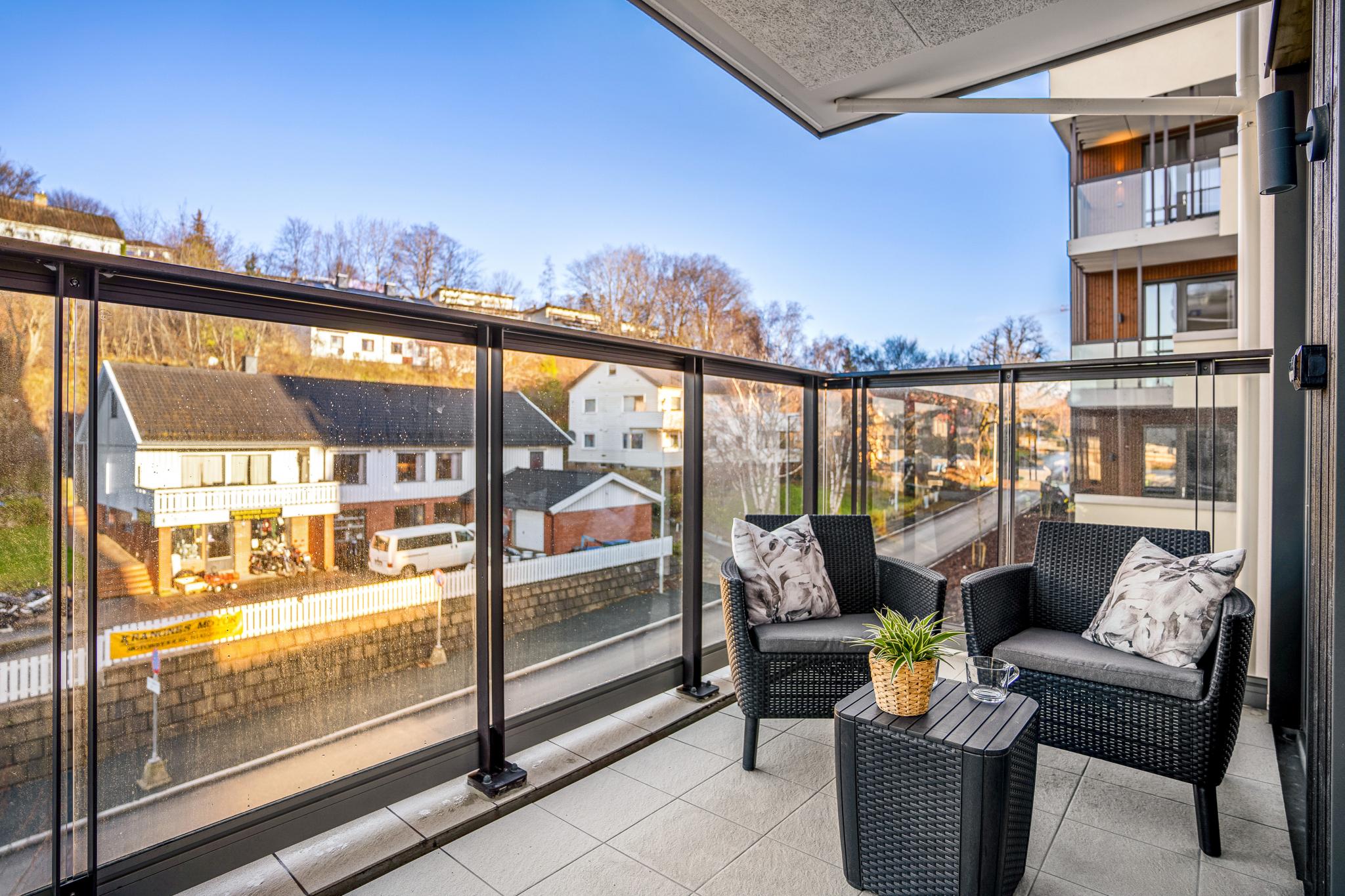 Leiligheten har ettermiddag- og kvelssol. Utemøbler til balkongen følger med leien.