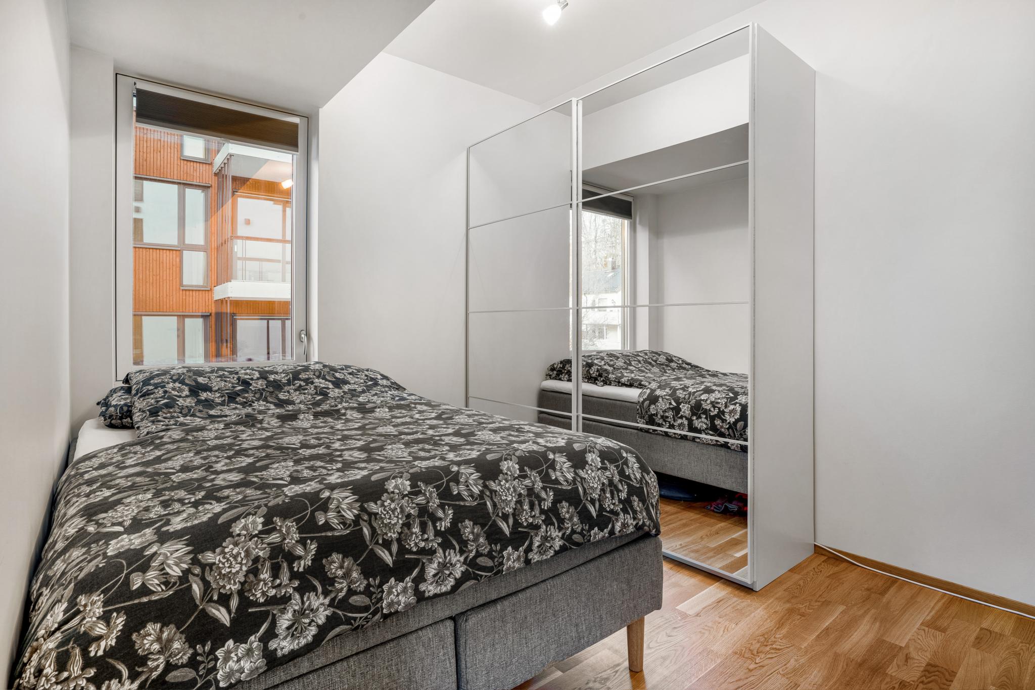 Soverommet på 10,5kvm har et stort skap og en rommer en stor segn.