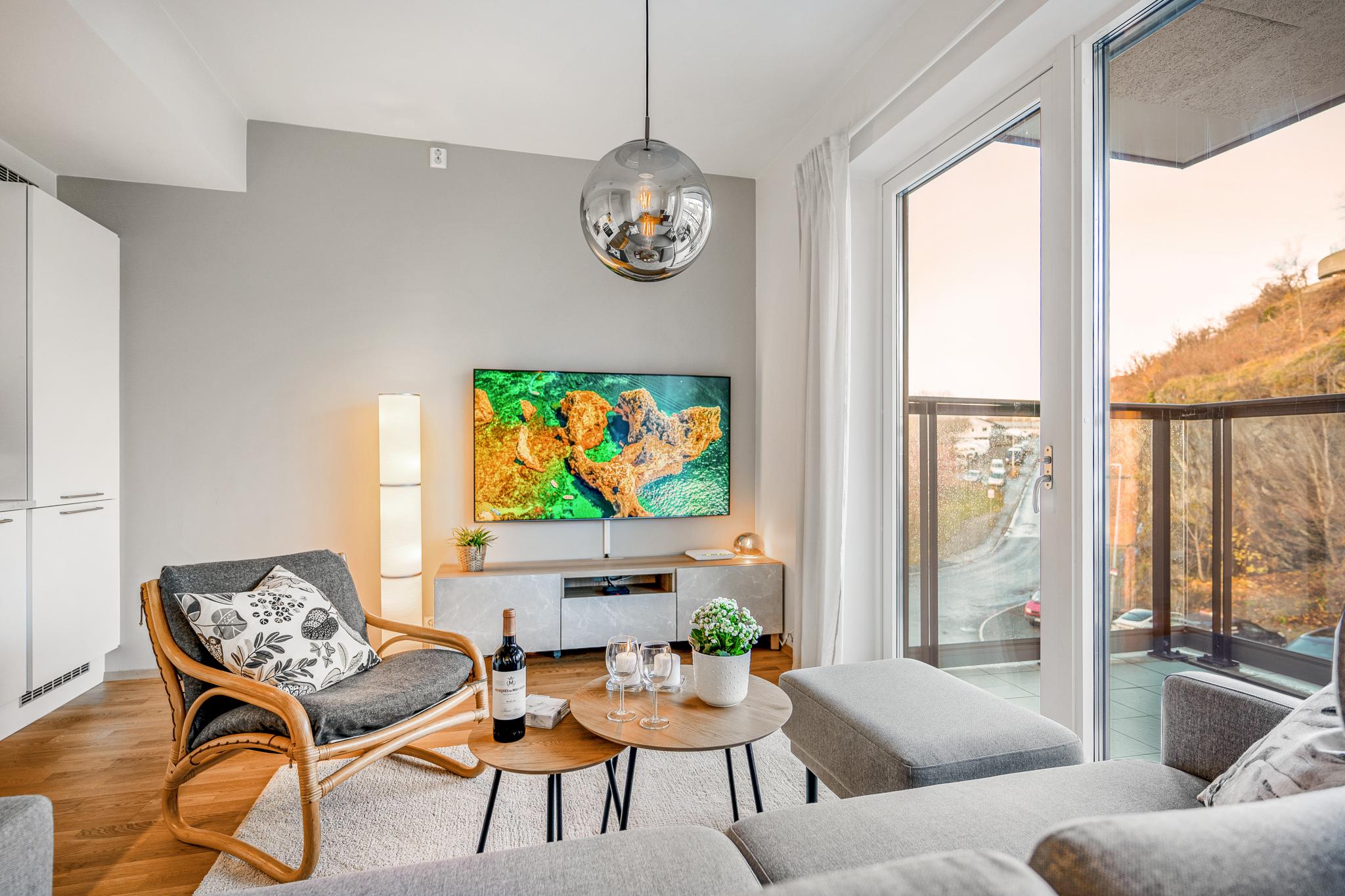 TV-en er festet på vegg.