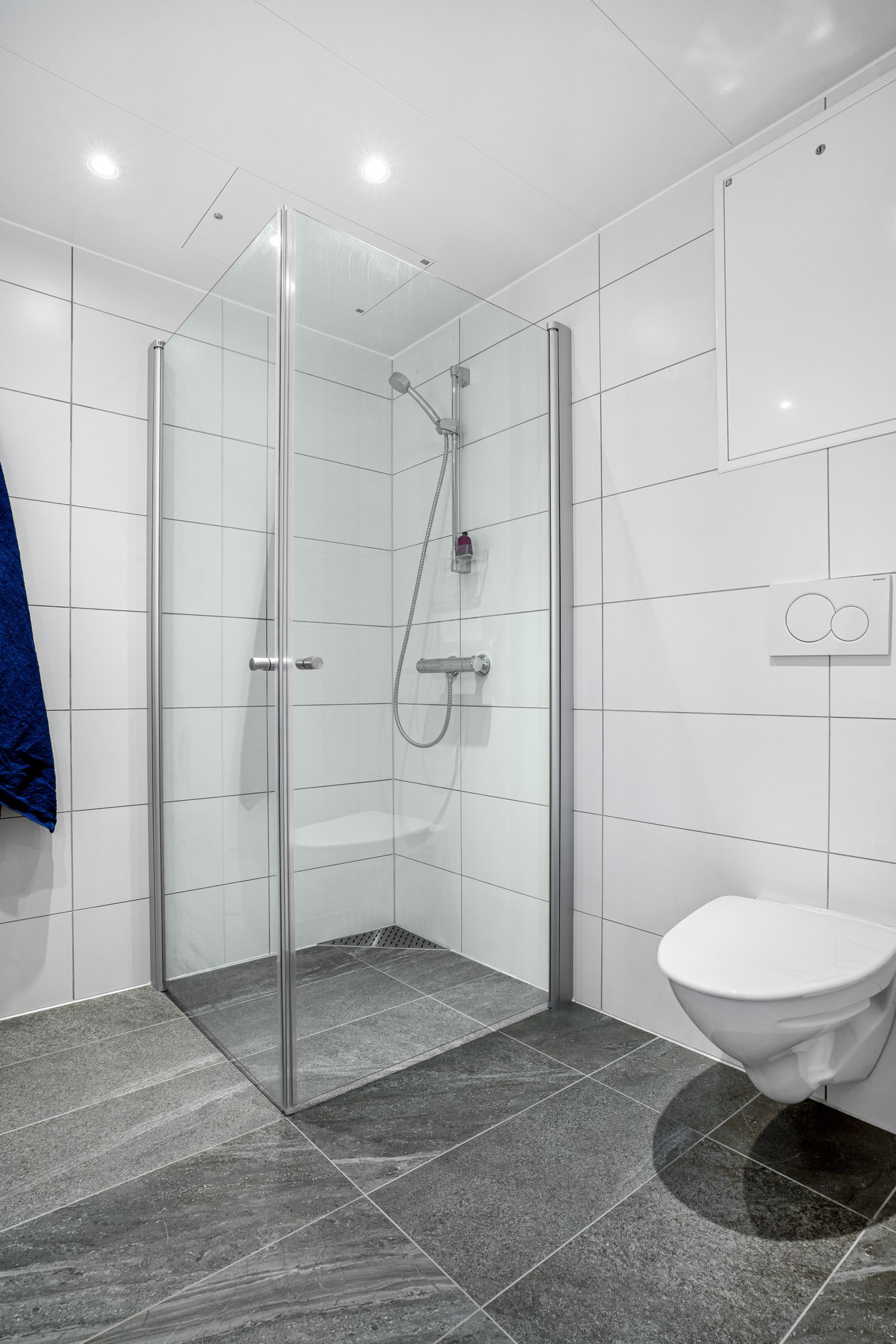 En romslig dusj med godt trykk.