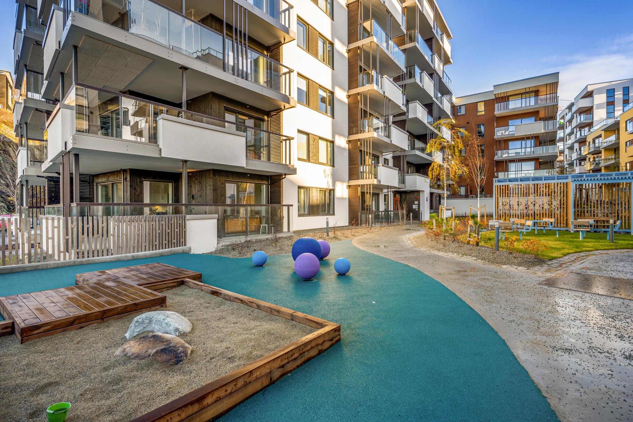 Parken har også en sandkasse og flere sitteplasser.