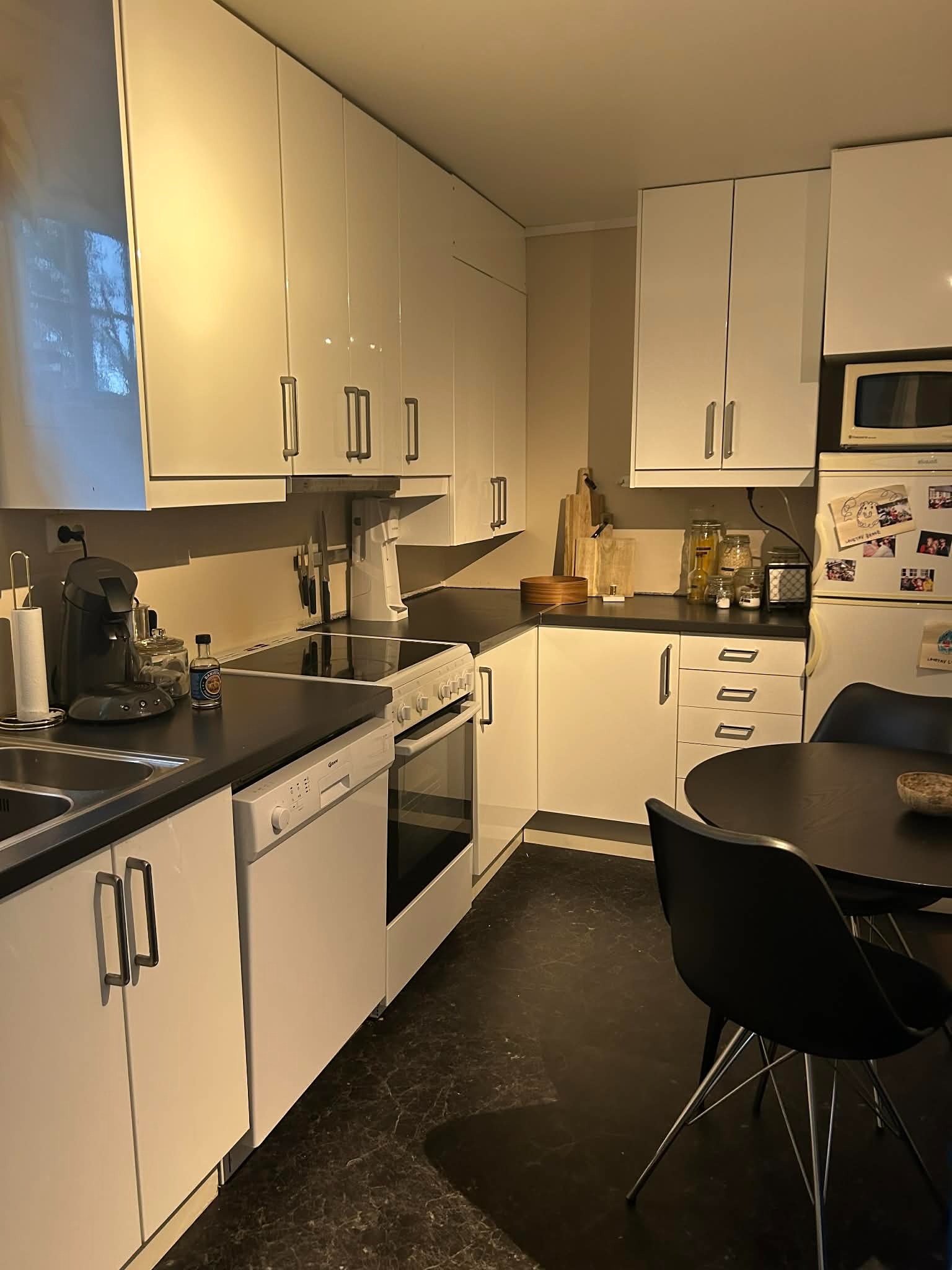 Kjøkken med oppvaskmaskin, kjøleskap og komfyr