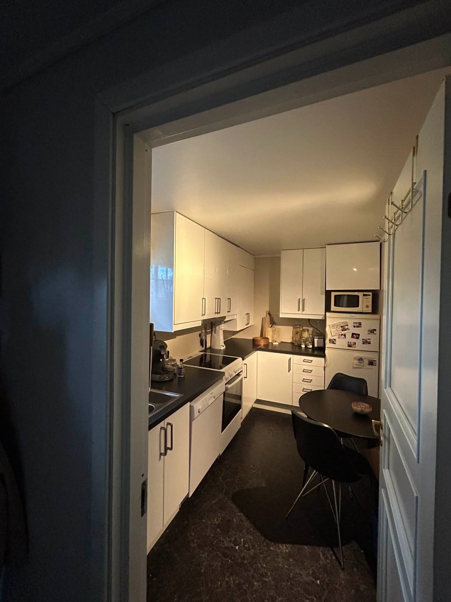 Kjøkken med oppvaskmaskin, kjøleskap og komfyr