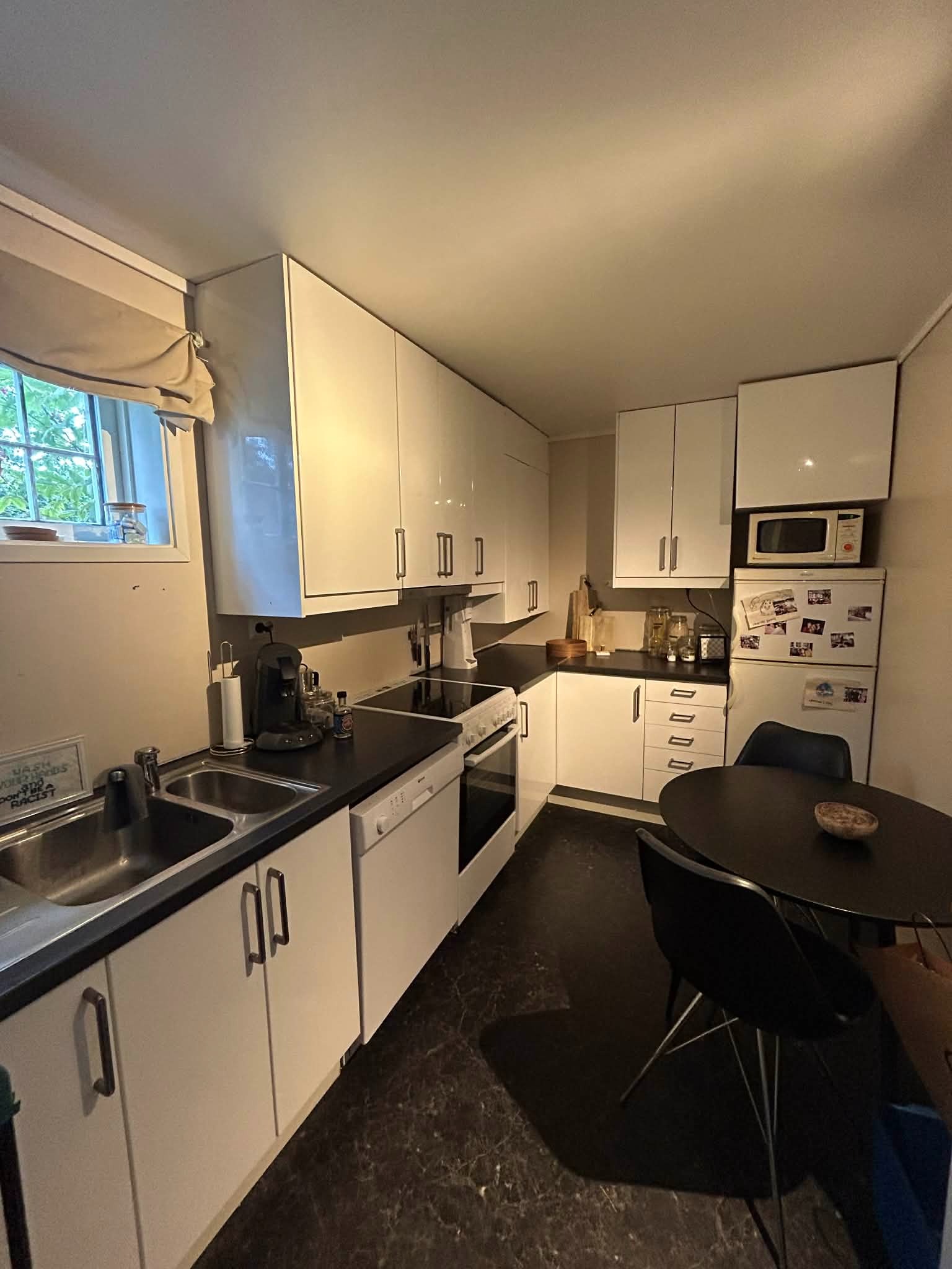 Kjøkken med oppvaskmaskin, kjøleskap og komfyr