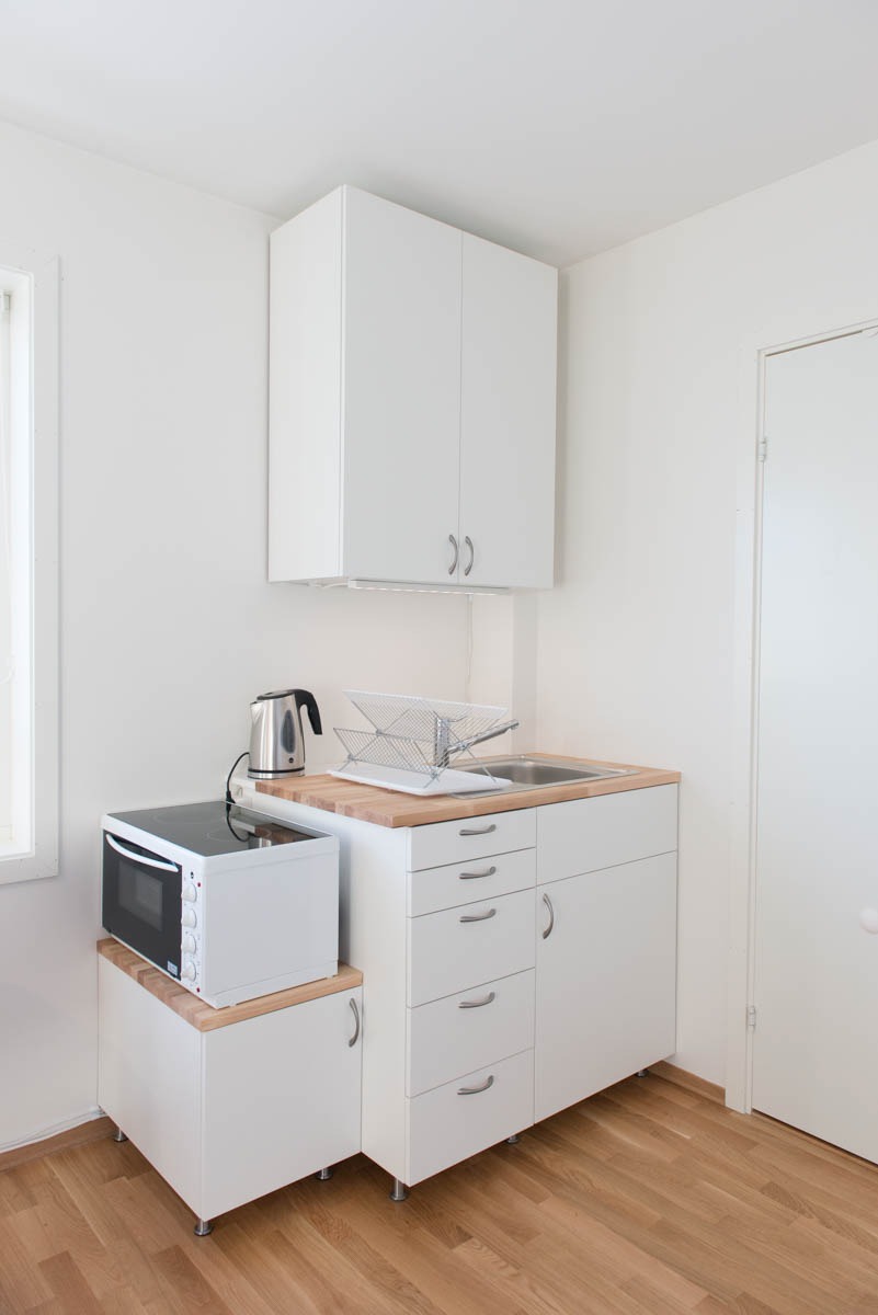 Kjøkken med hybekomfyr, kjøleskapet er ikke med på bildet.