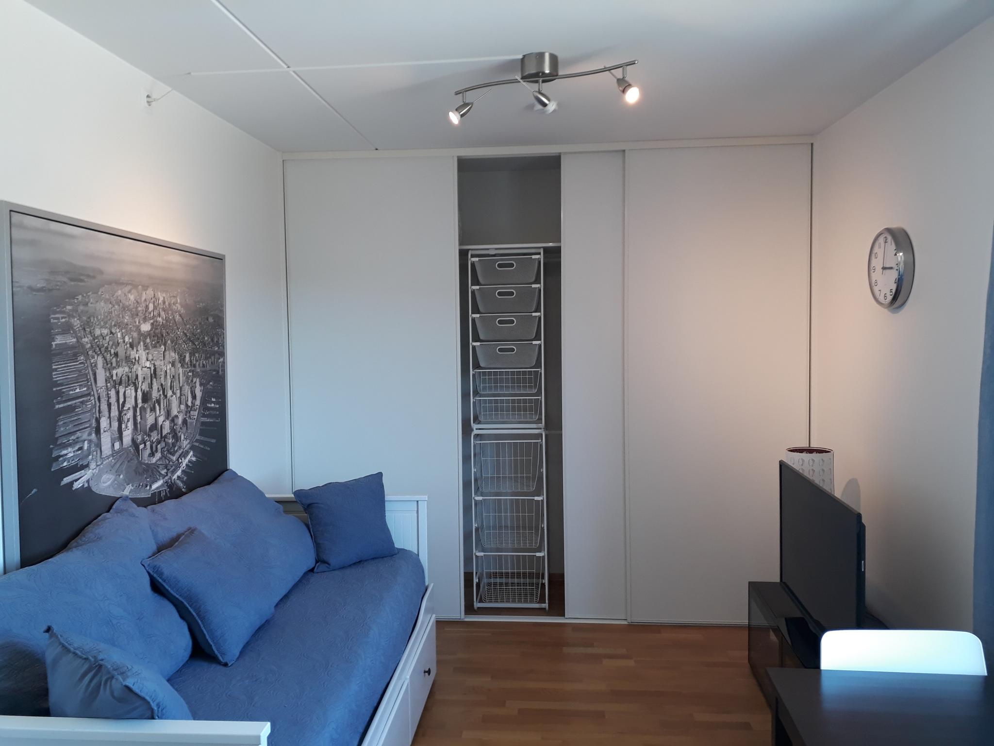 Skyvedørsgarderoben dekker hele endeveggen