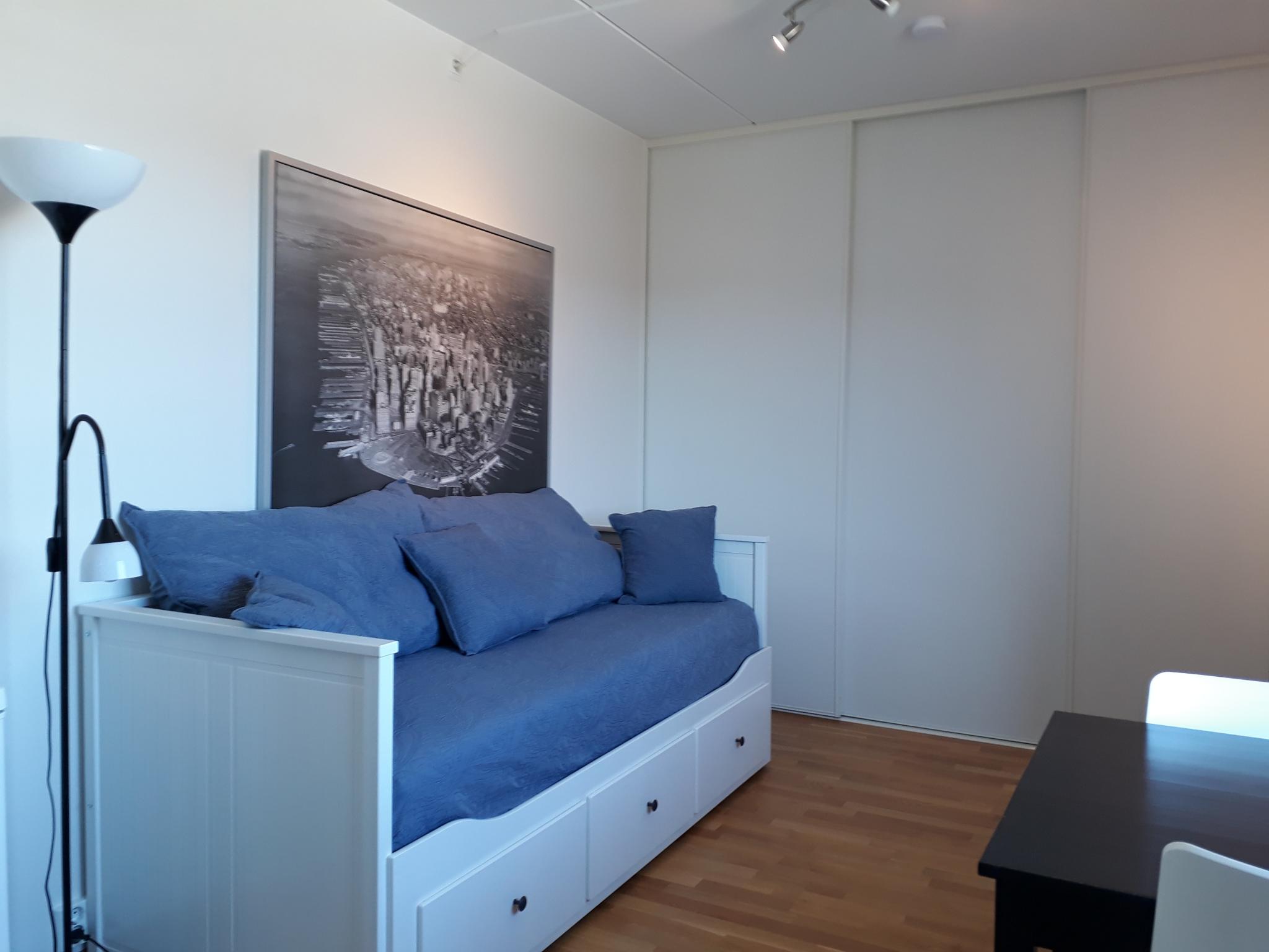 Seng/sofa og skyvedørsgarderobe