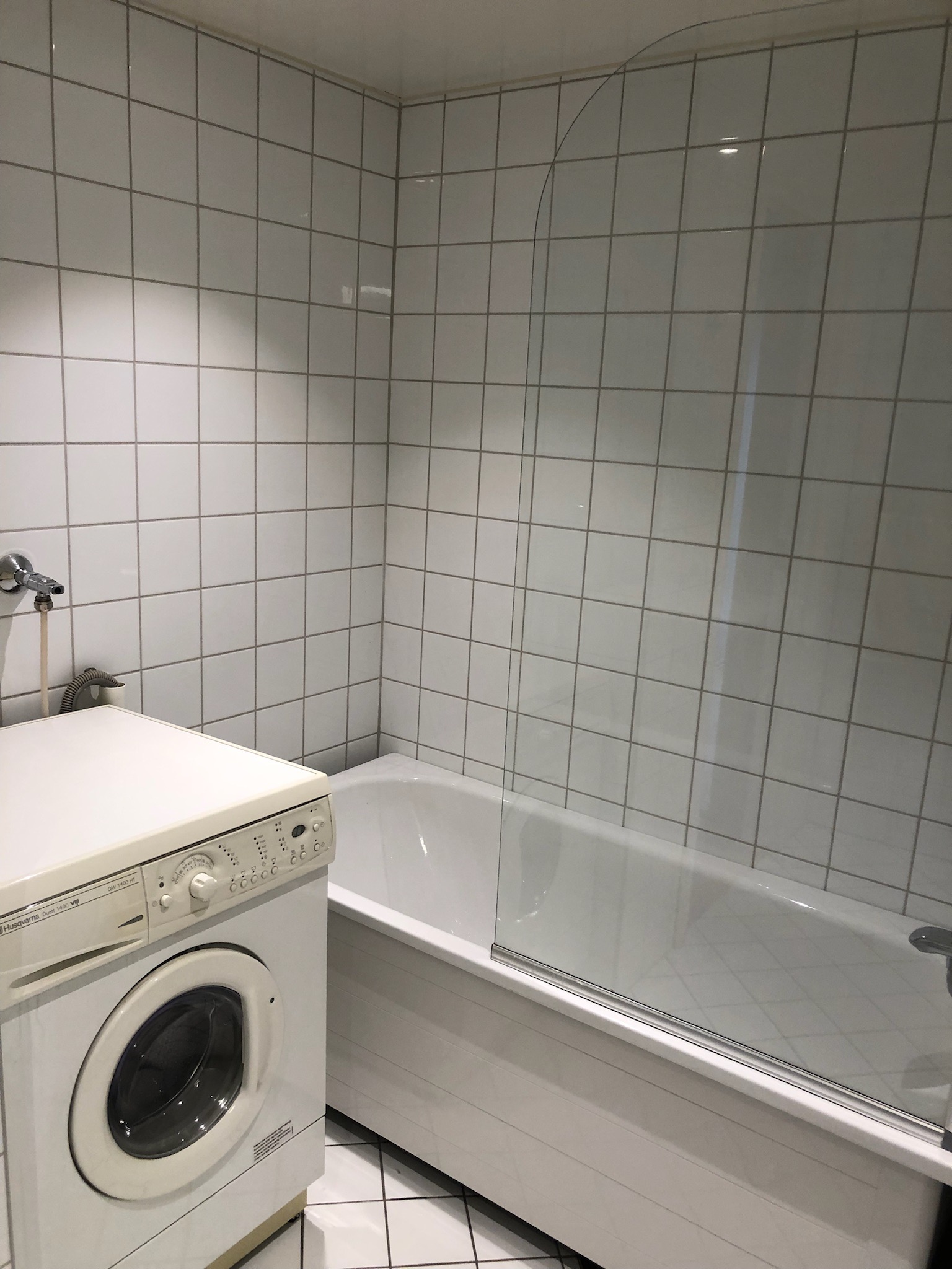 Bad med badekar og vaskemaskin