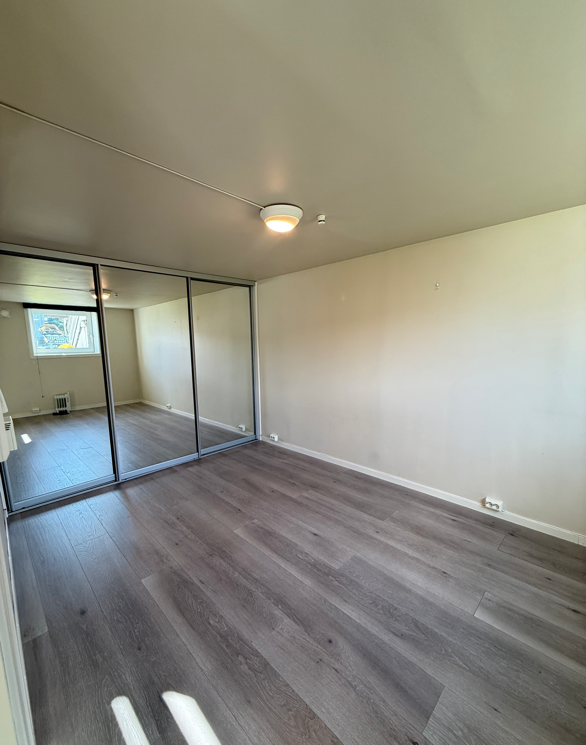 Soverom med innbygd skap