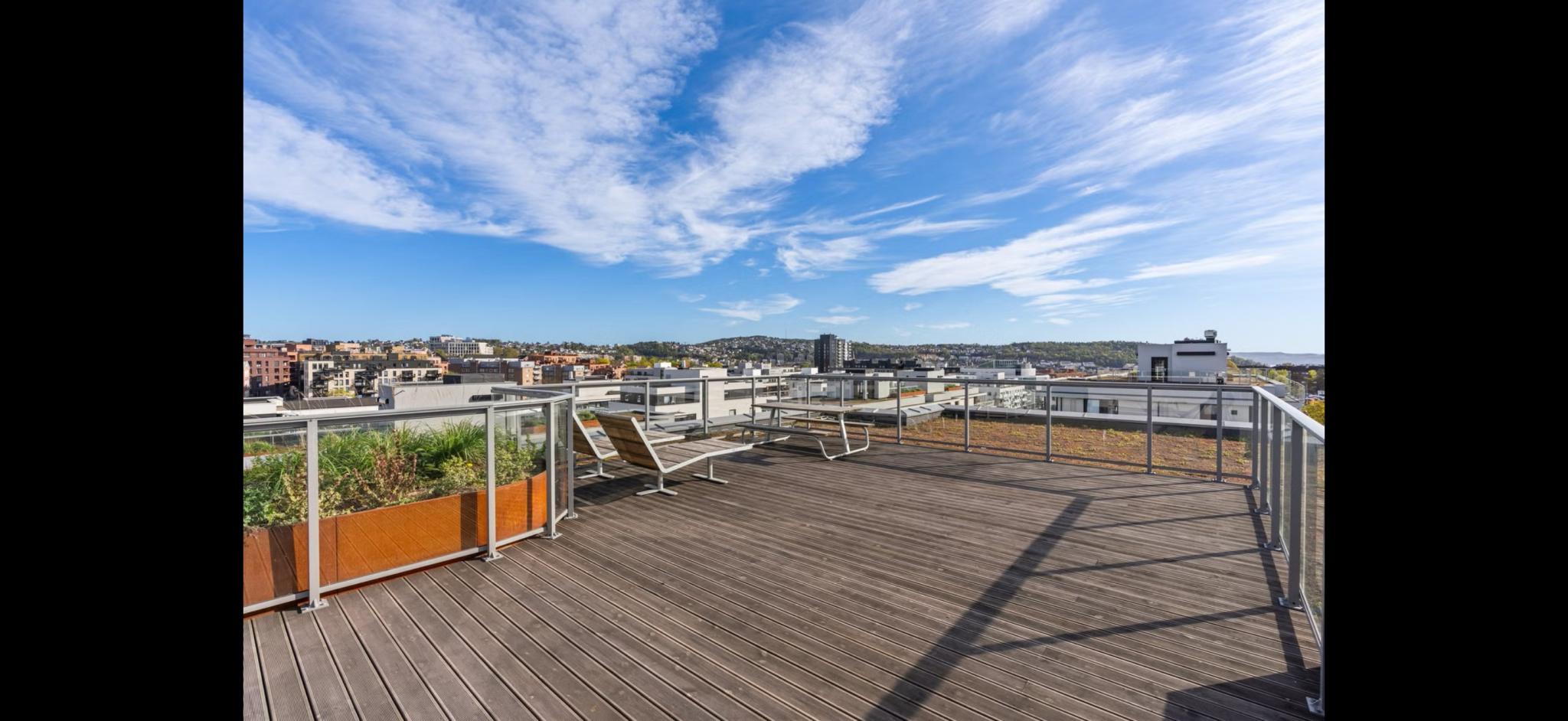 Nydelig utsikt på- takterrassen med enkel booking på sameiets nettside.