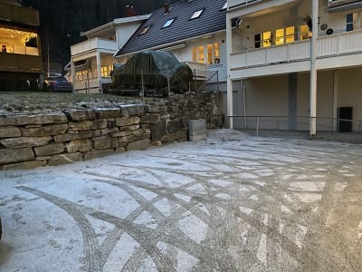 Bakgård med parkeringsplass