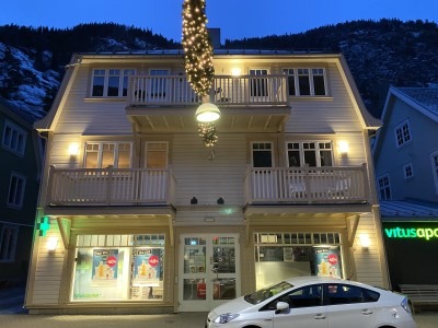 Leiligheten ligger sentralt i Rjukan i 3. etasje
