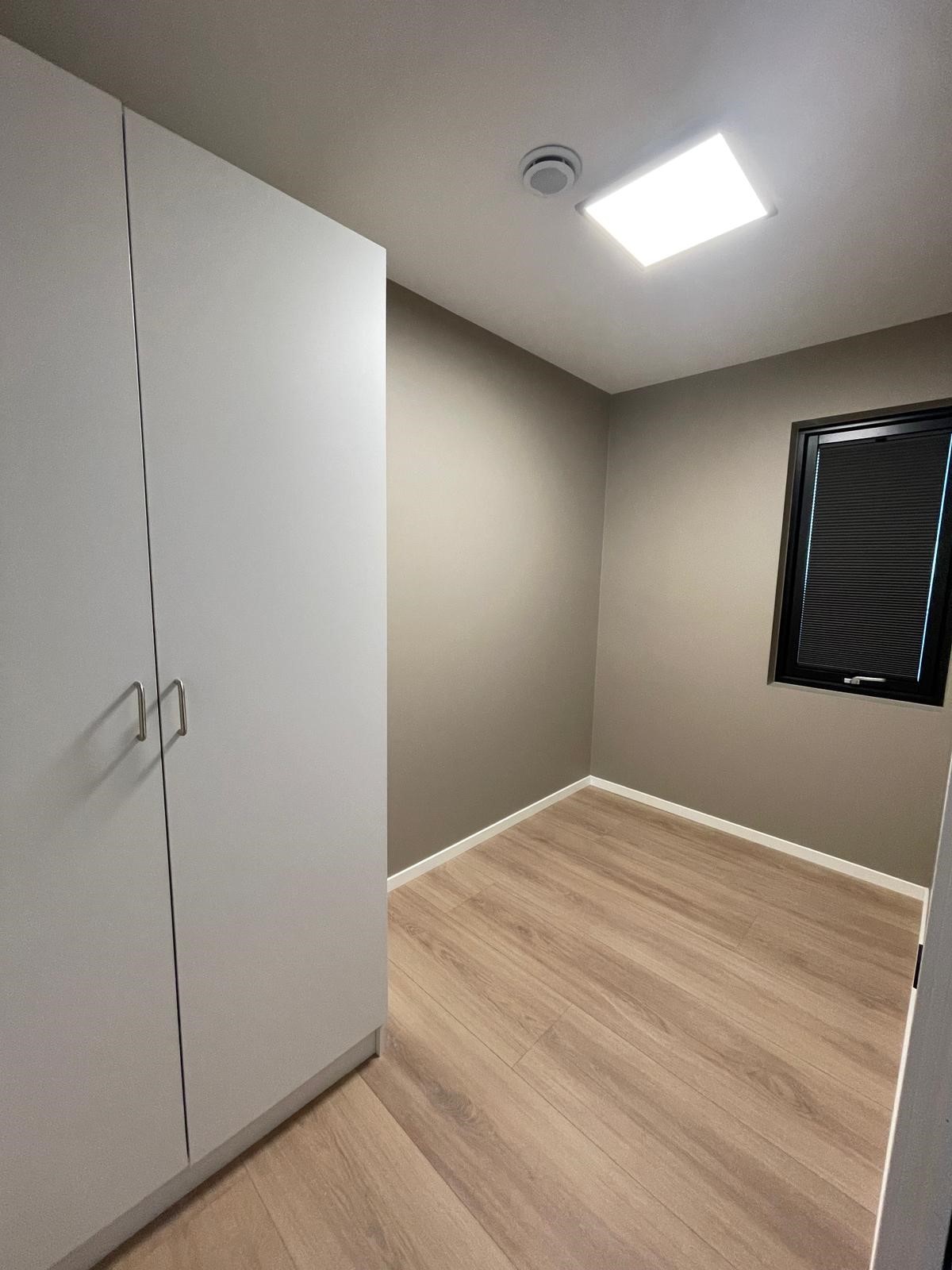 Soverom med lystette plisséer. Plass til en 150x200 seng, men ikke plass til annet da.