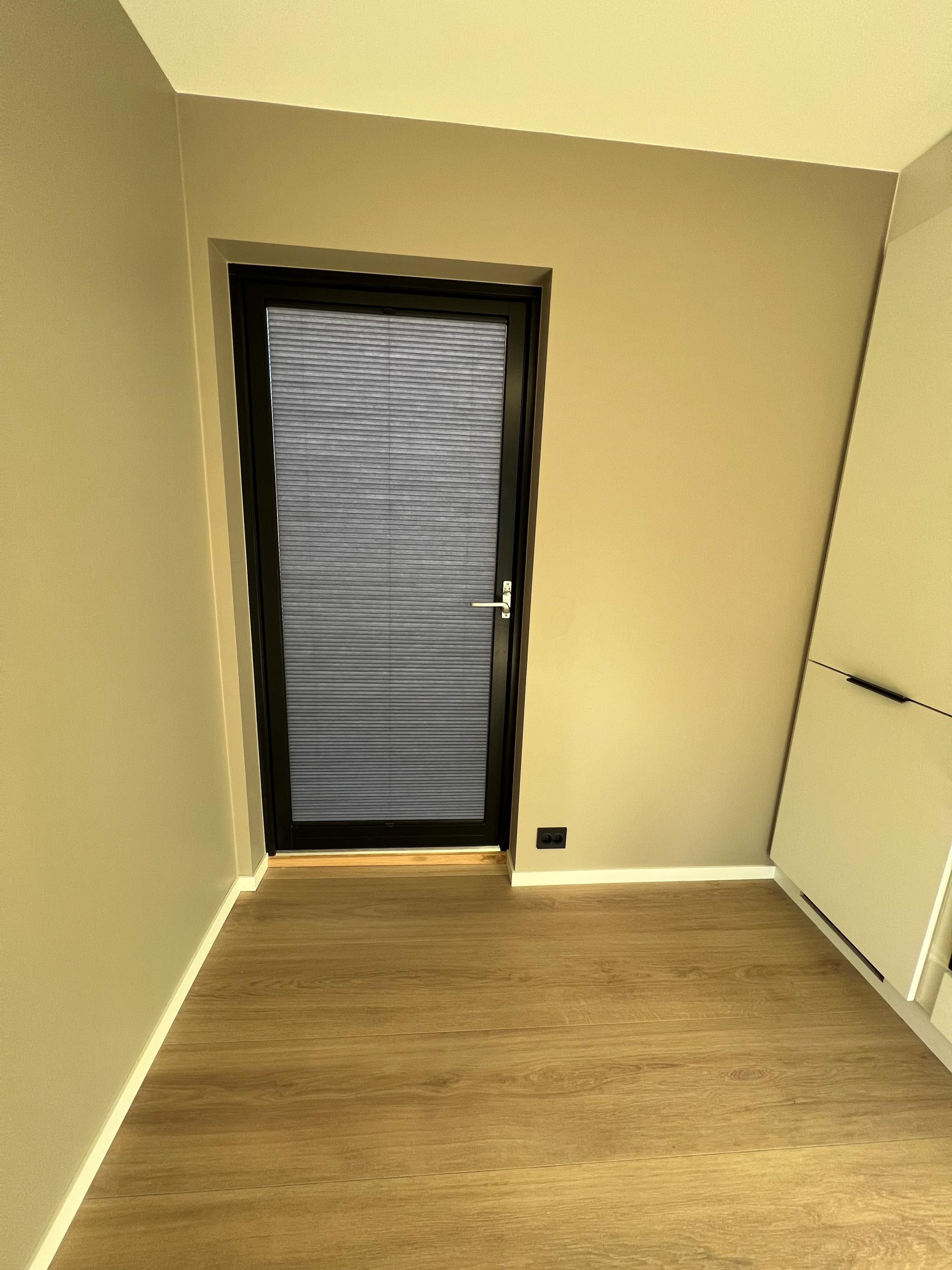 Inngang med plisséer på døren