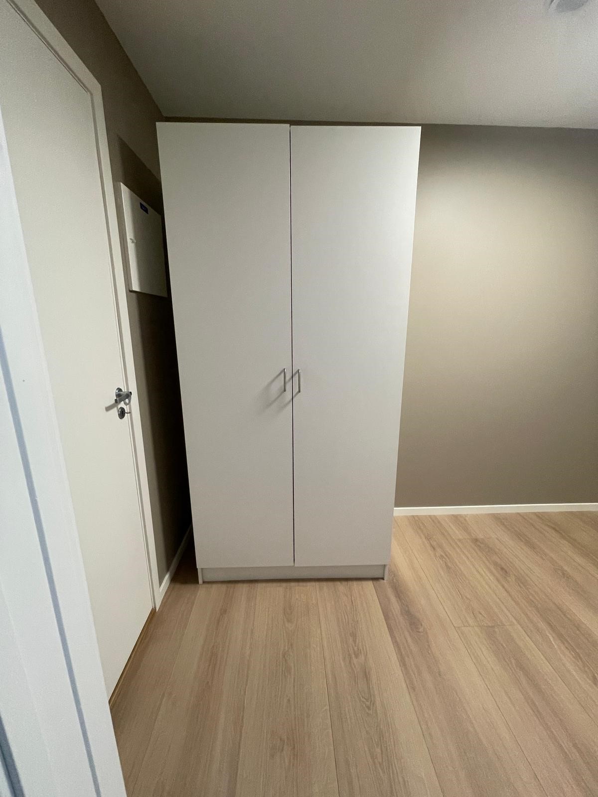 Skap, kan også flyttes, men plass til seng i lengde 200 cm slik det står i dag