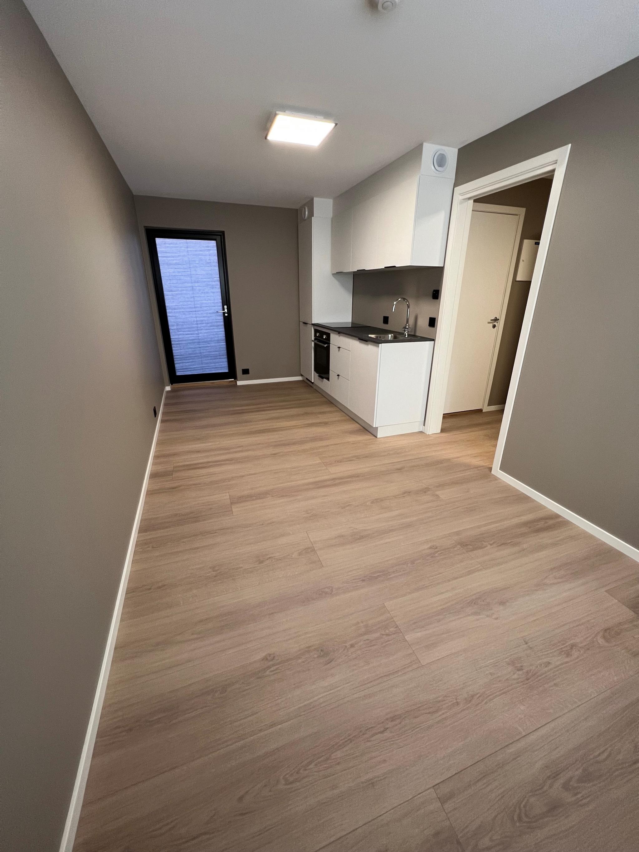 Vinkel fra stuen mot inngang og kjøkken