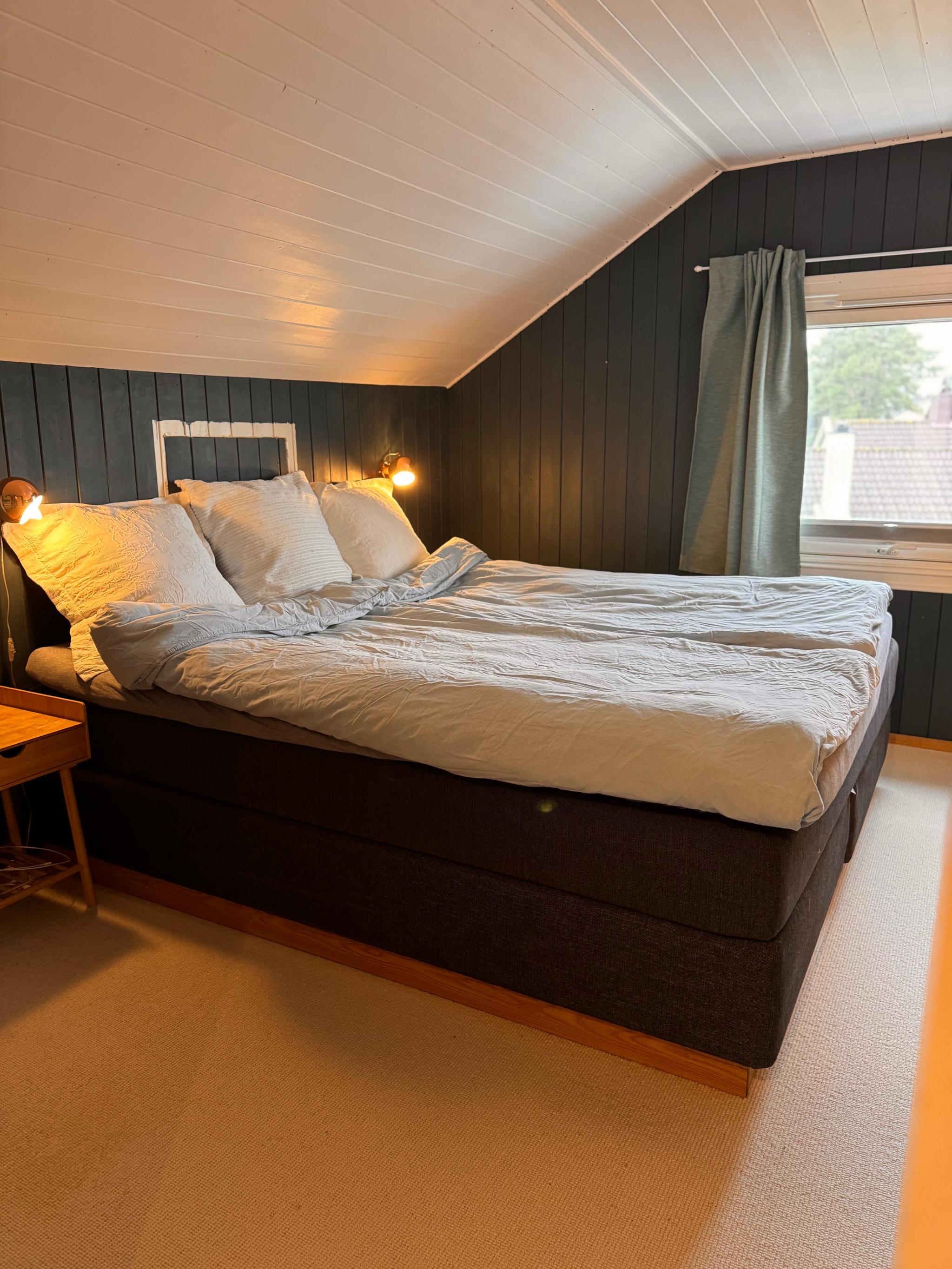 Stort soverom med 180 cm seng, 2 kommoder, og loftbod. 