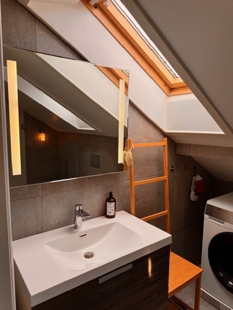 Bad 2 etg med vaskemaskin / tørketrommel