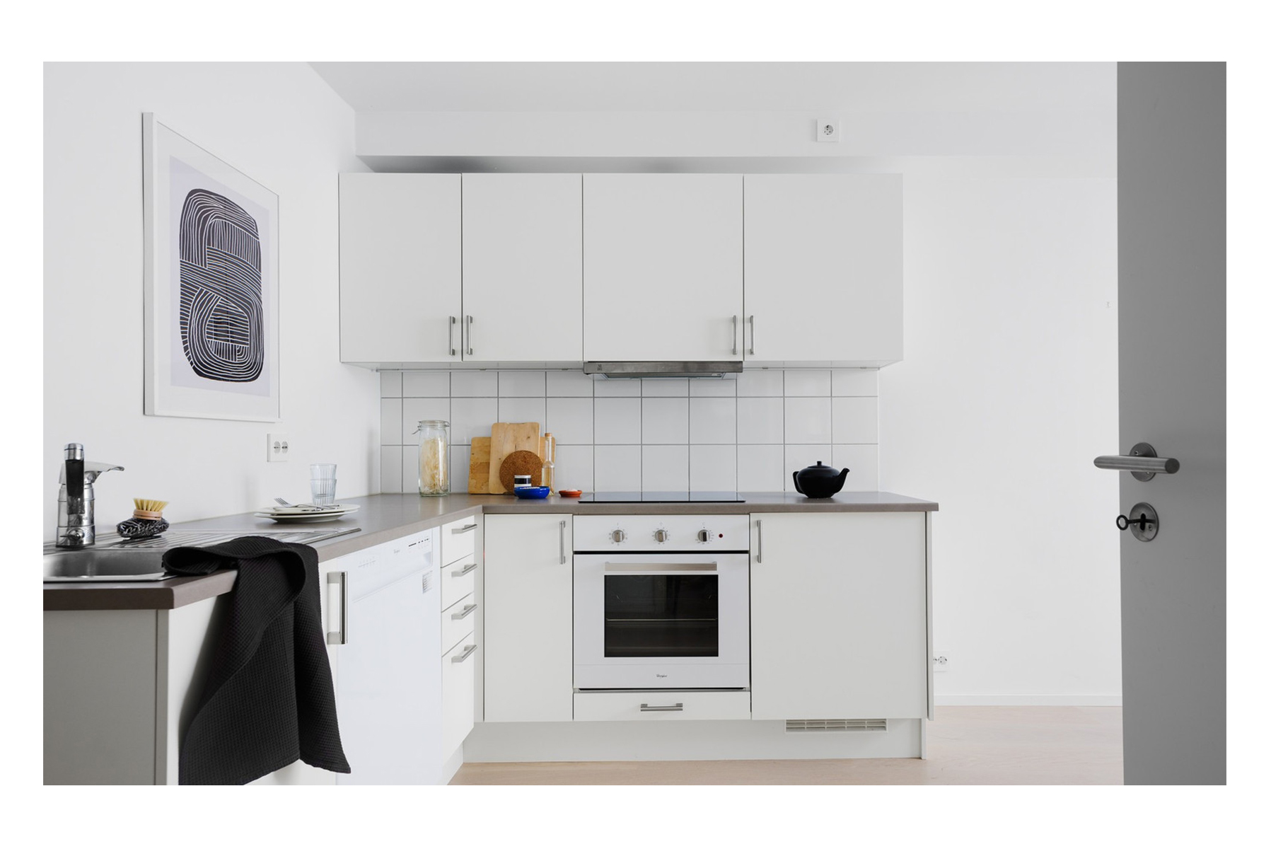 Kjøkkeninnredning i høy standard med hvitevarer fra Whirlpool og Røroshetta. Integrert kjøleskap med fryser og frittstående oppvaskmaskin. 