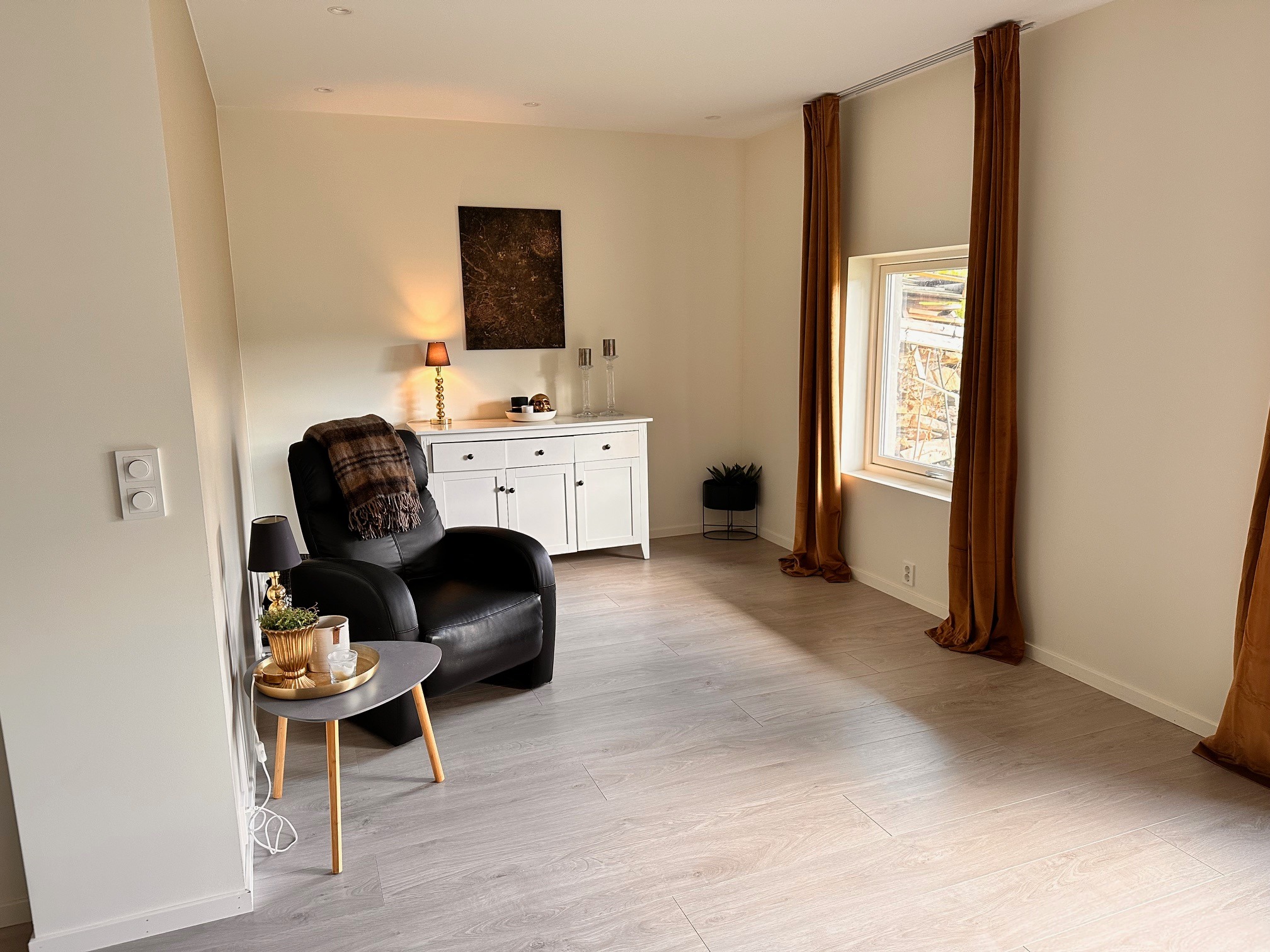 Del av stue, varme i gulv, spotter i tak