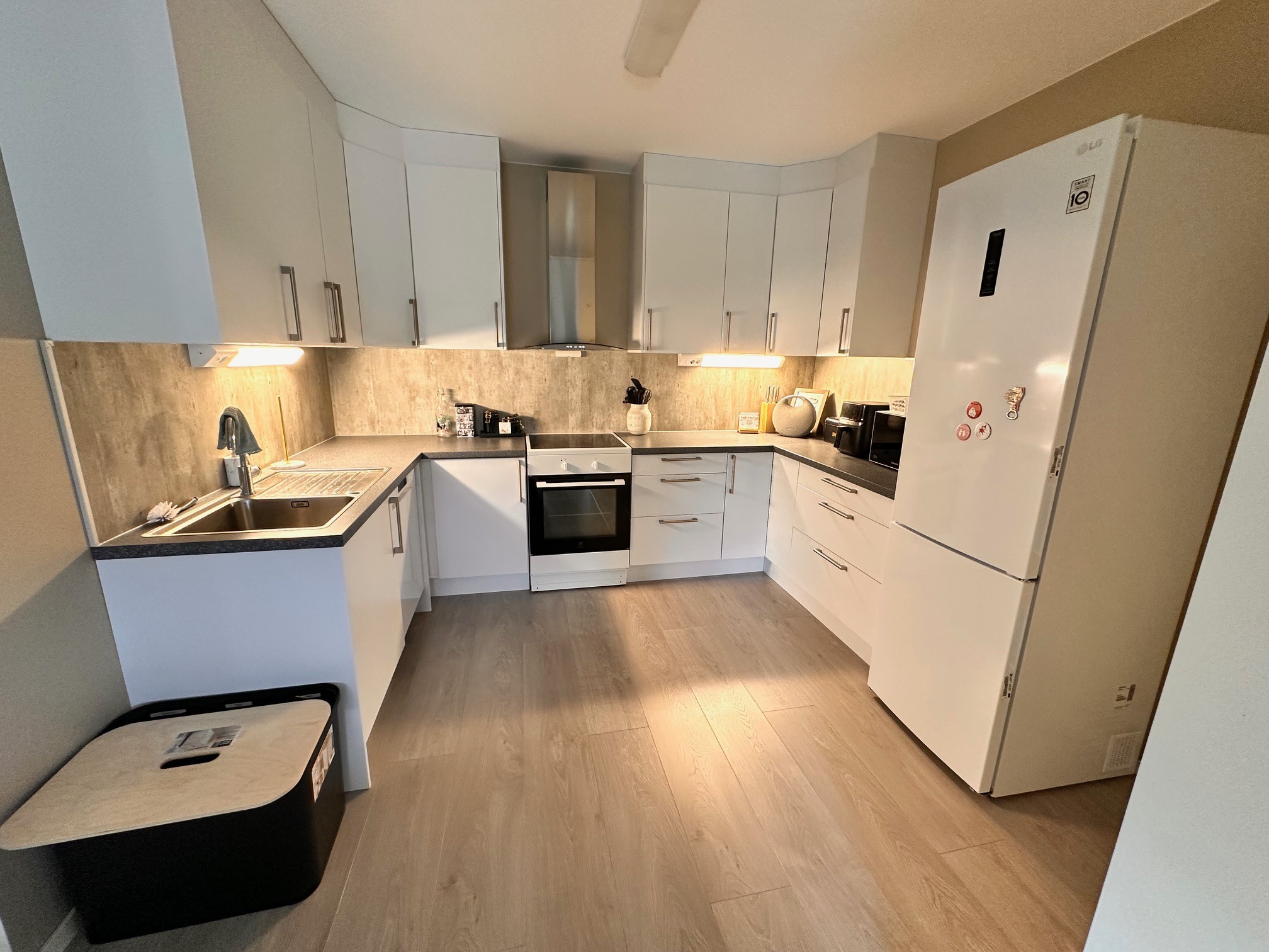 Kjøkken, med oppvaskmaskin, komfyr, kjøl/frys og mikrobølgeovn