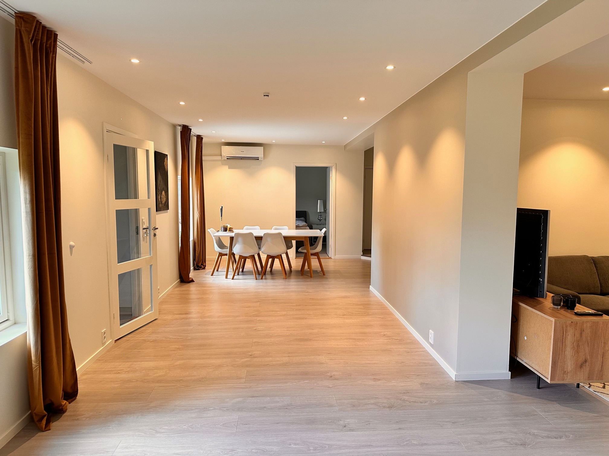 Stor stue, varme i gulv, varmepumpe, spotter i tak