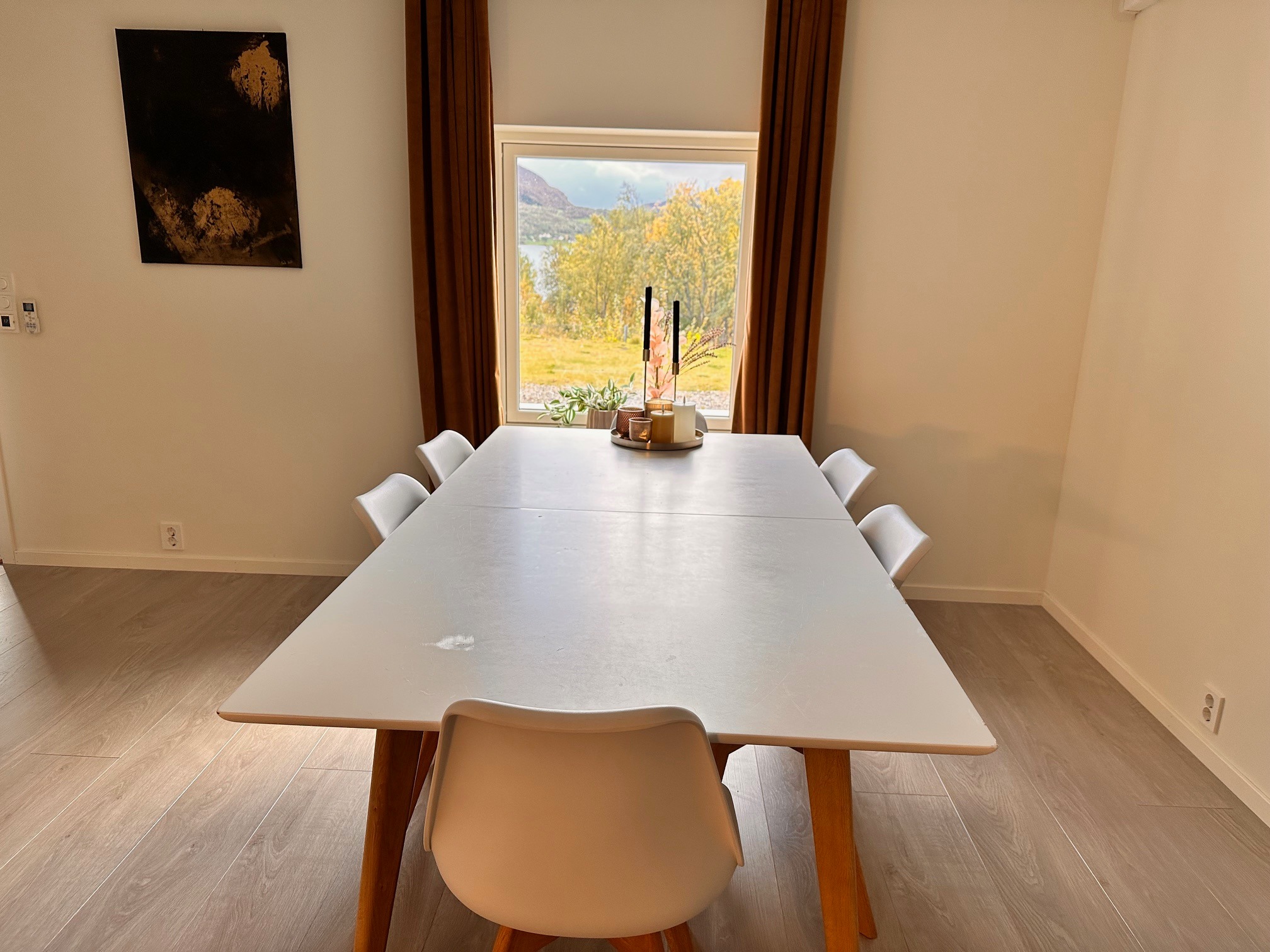 Plass for stort spisebord, varme i gulv, spotter i tak