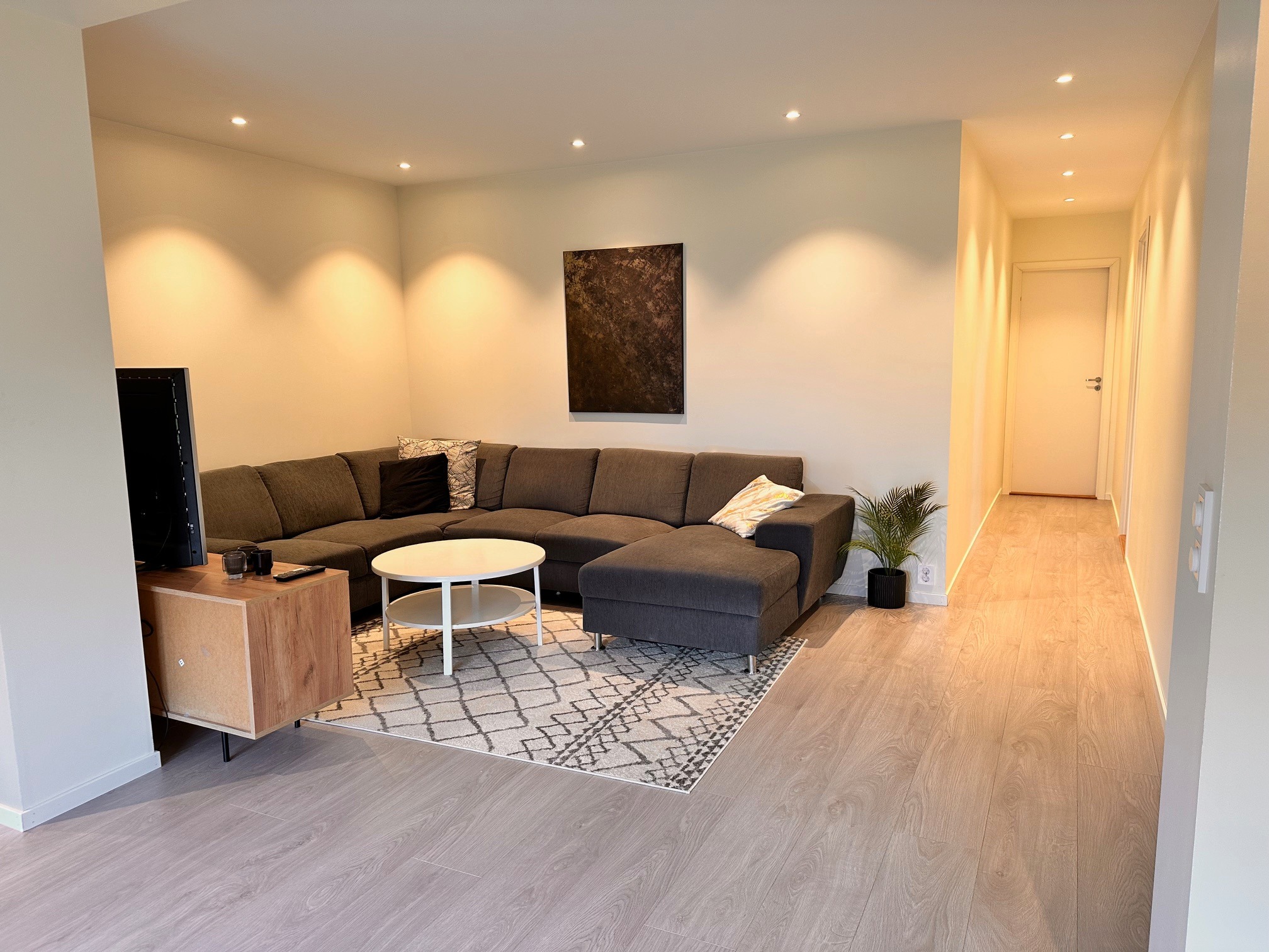 Tv-krok, varme i gulv, spotter i tak