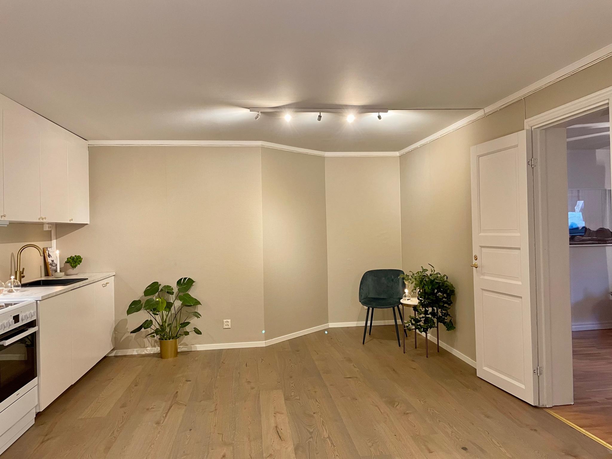 Her er det god plass til spisestuebord som i dag står der.