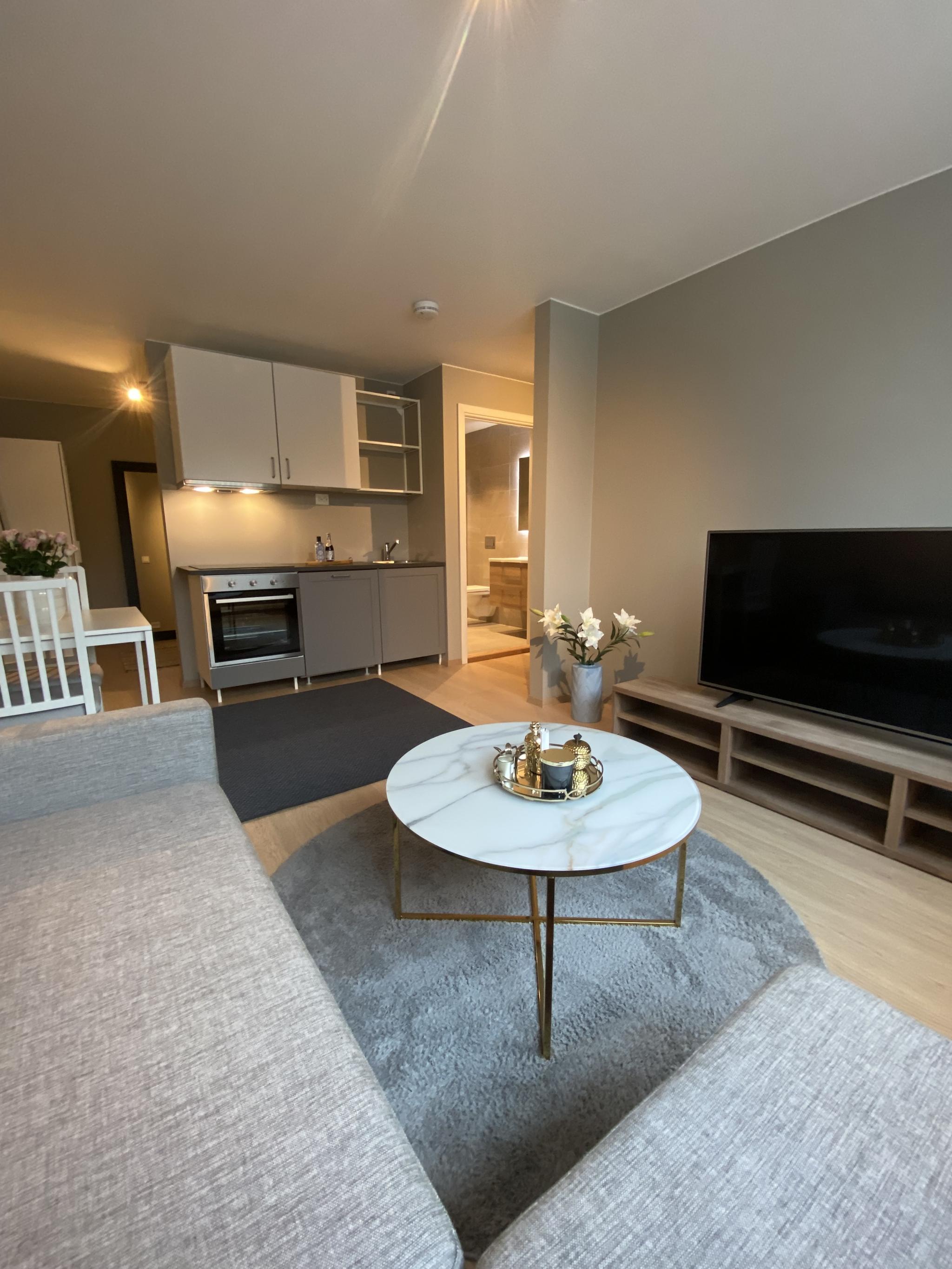 Koselig åpen løsning med god plass til både spisestue og tv-krok