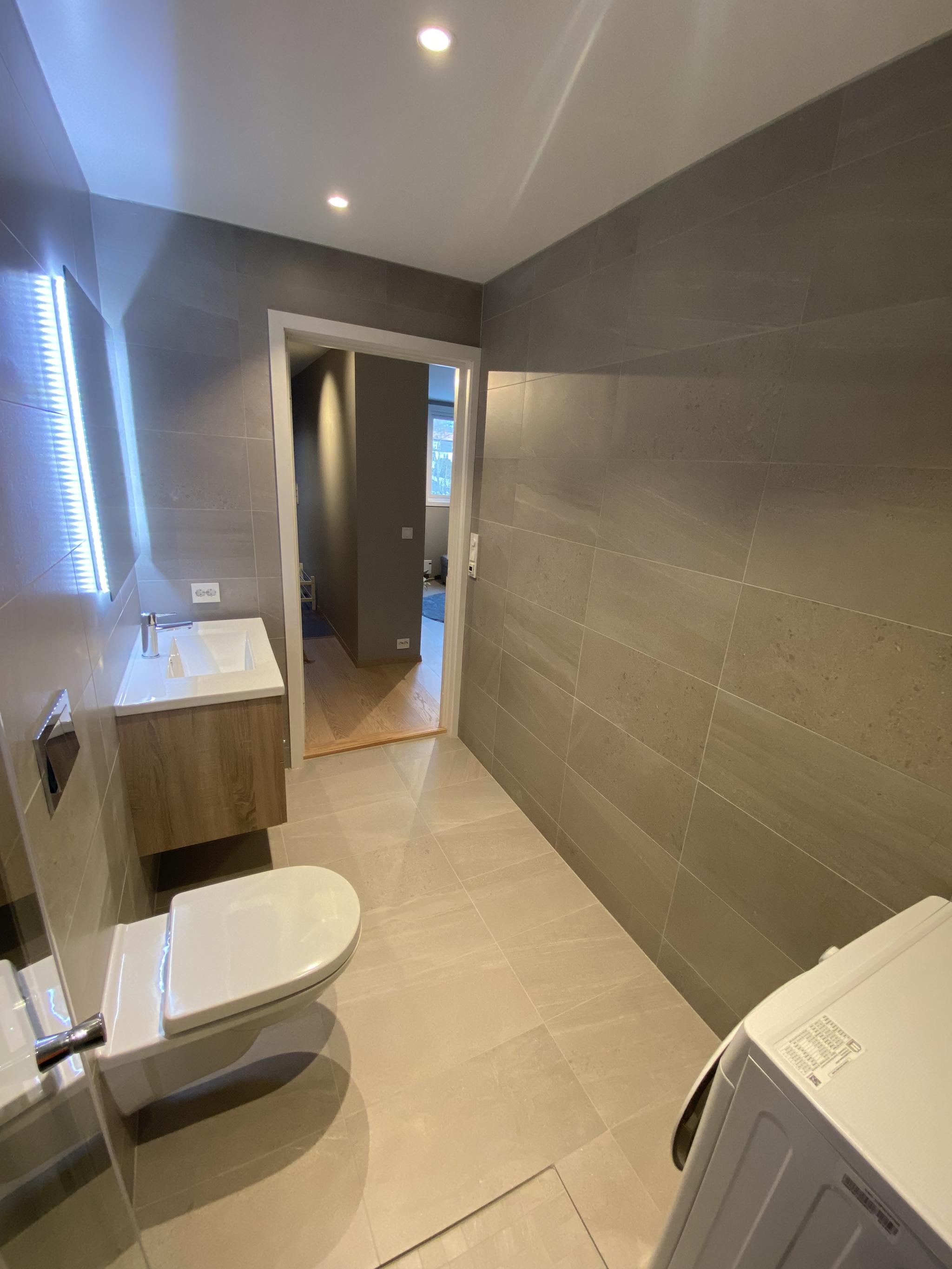 Luftig og morderne bad med inngang fra gang