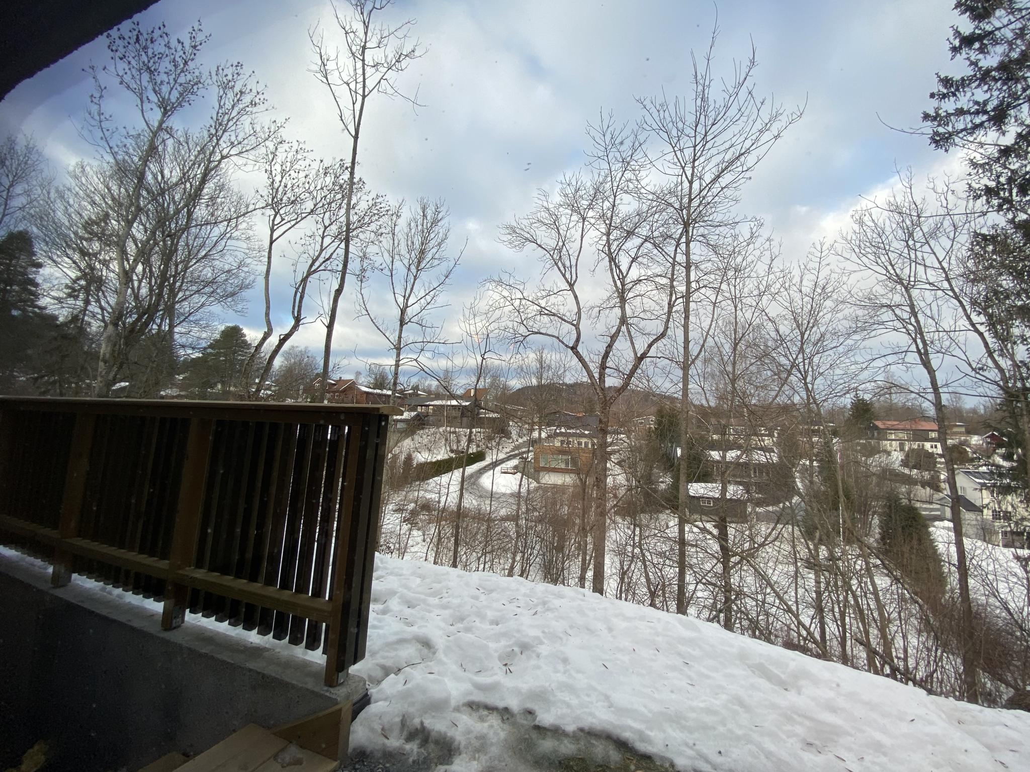 Herlig utsyn med godt med lys fra store vinduer, kort vei til turstier