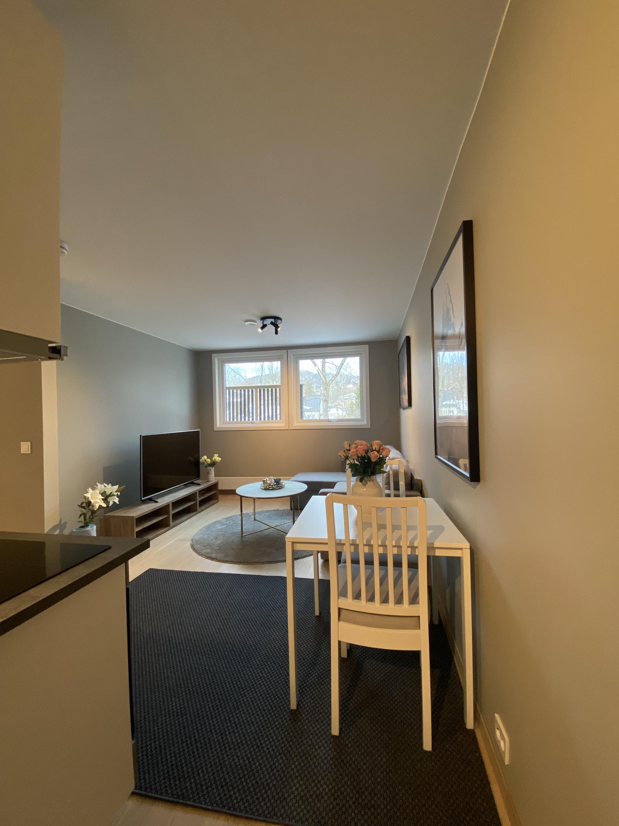 Koselig spiseplass med godt med lys fra de store vinduen